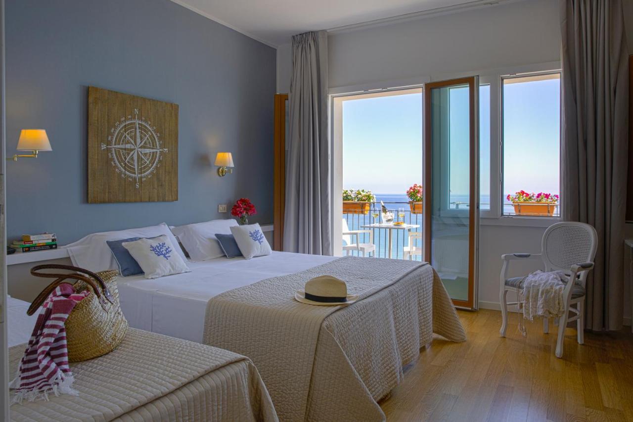 Driepersoonskamer met Balkon en Uitzicht op Zee