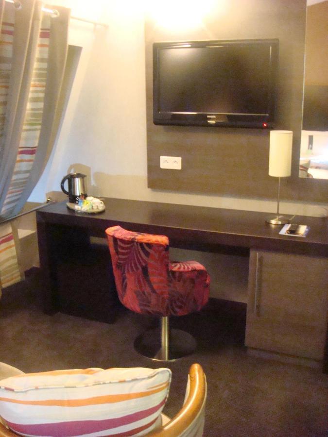 Two-Bedroom Queen Suite with Two Single Beds,1040261899:JPEG