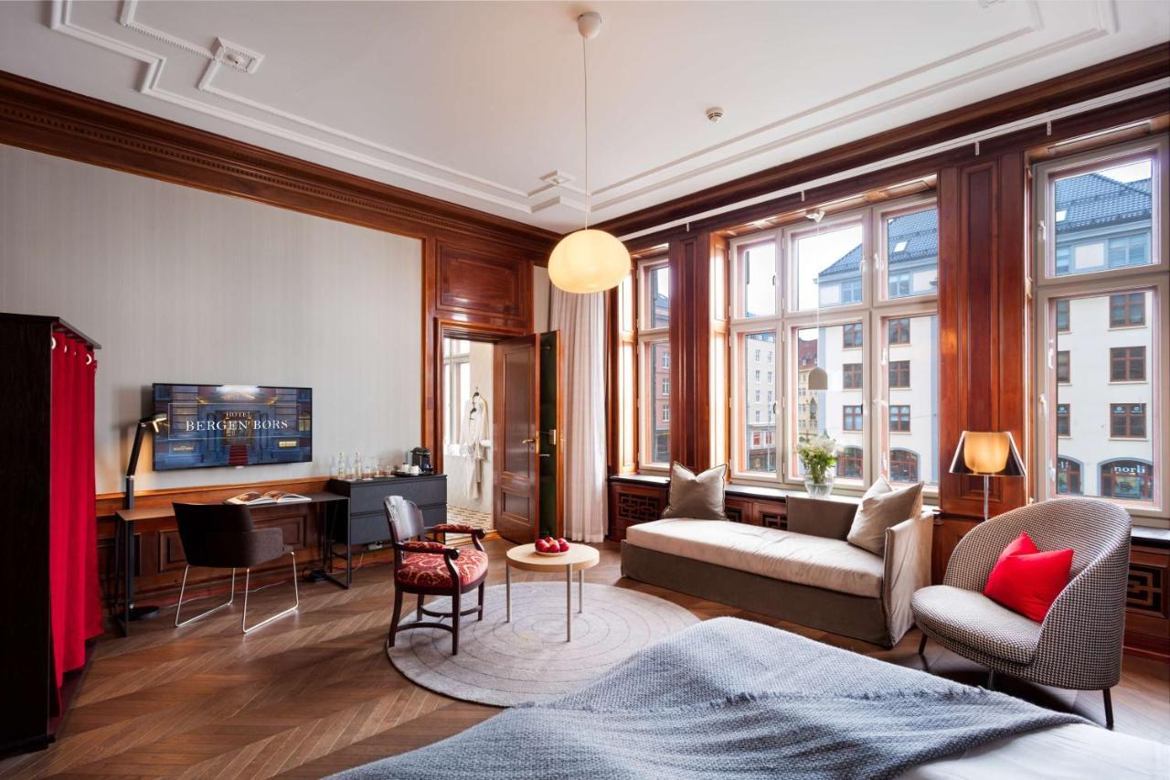 Suite Junior con cama extragrande y vistas a la ciudad