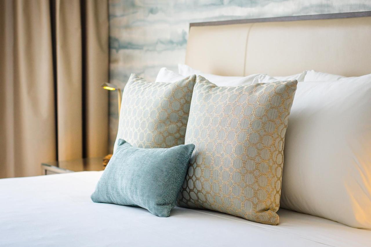 Habitación Premium con cama doble grande y vistas al patio, adaptada para personas con discapacidad