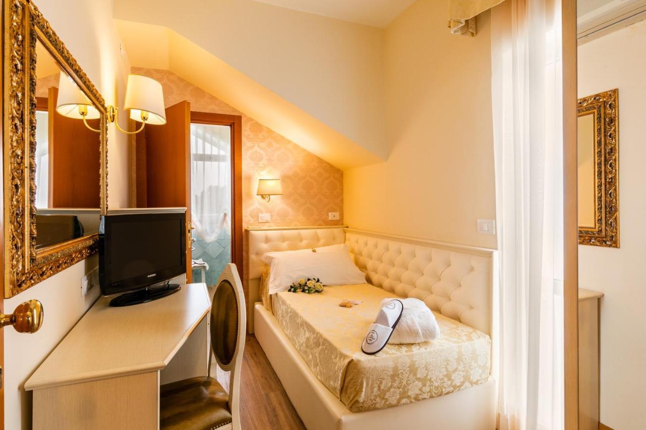 Single Room with Terrace,1181851621:JPEG