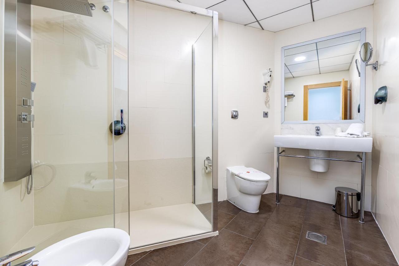 Twin Room with Extra Bed (2 Adults + 2 Children),1187475919:JPEG