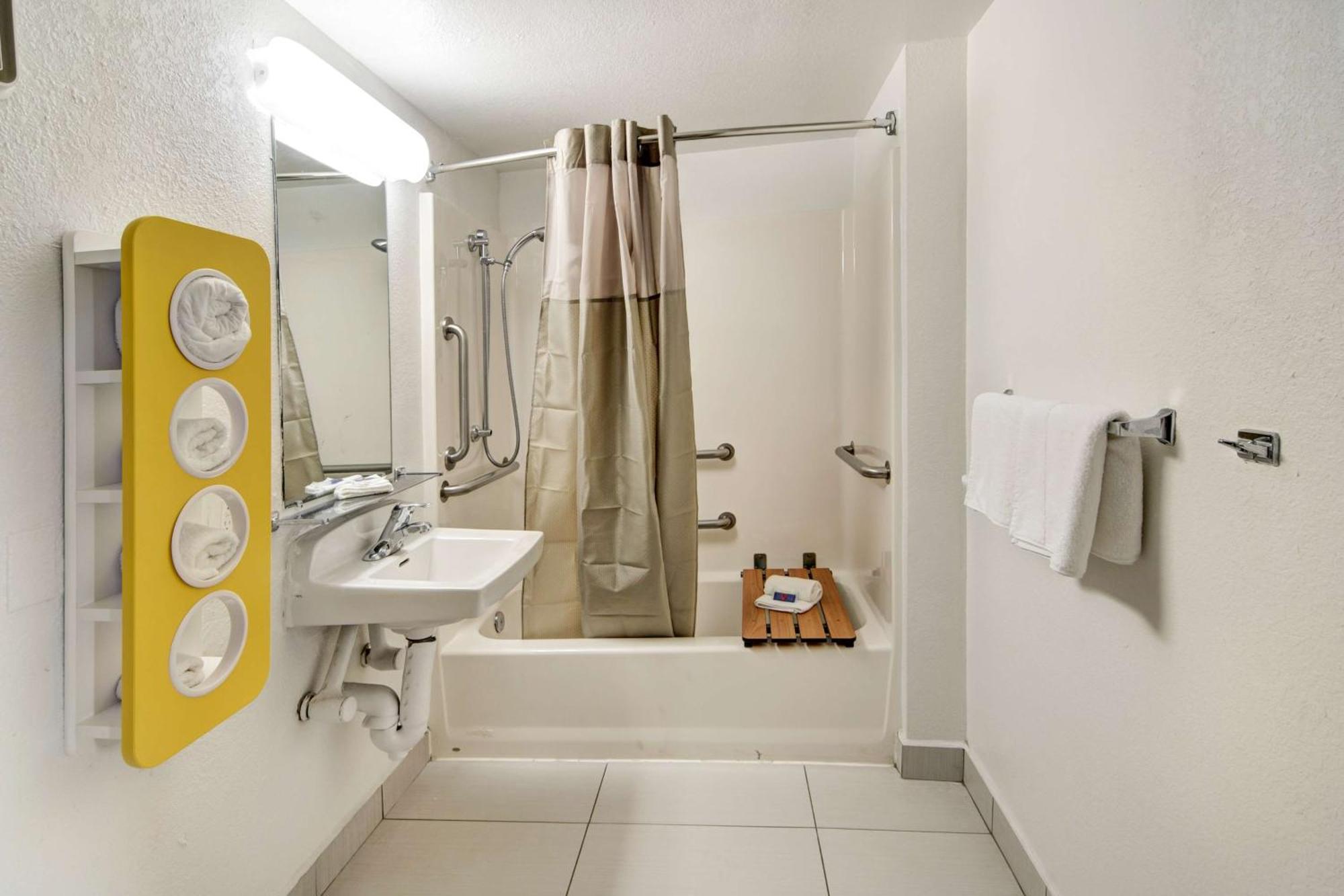 King Room Roll Shower Disability Access Non-Smoking,1210523461:JPEG