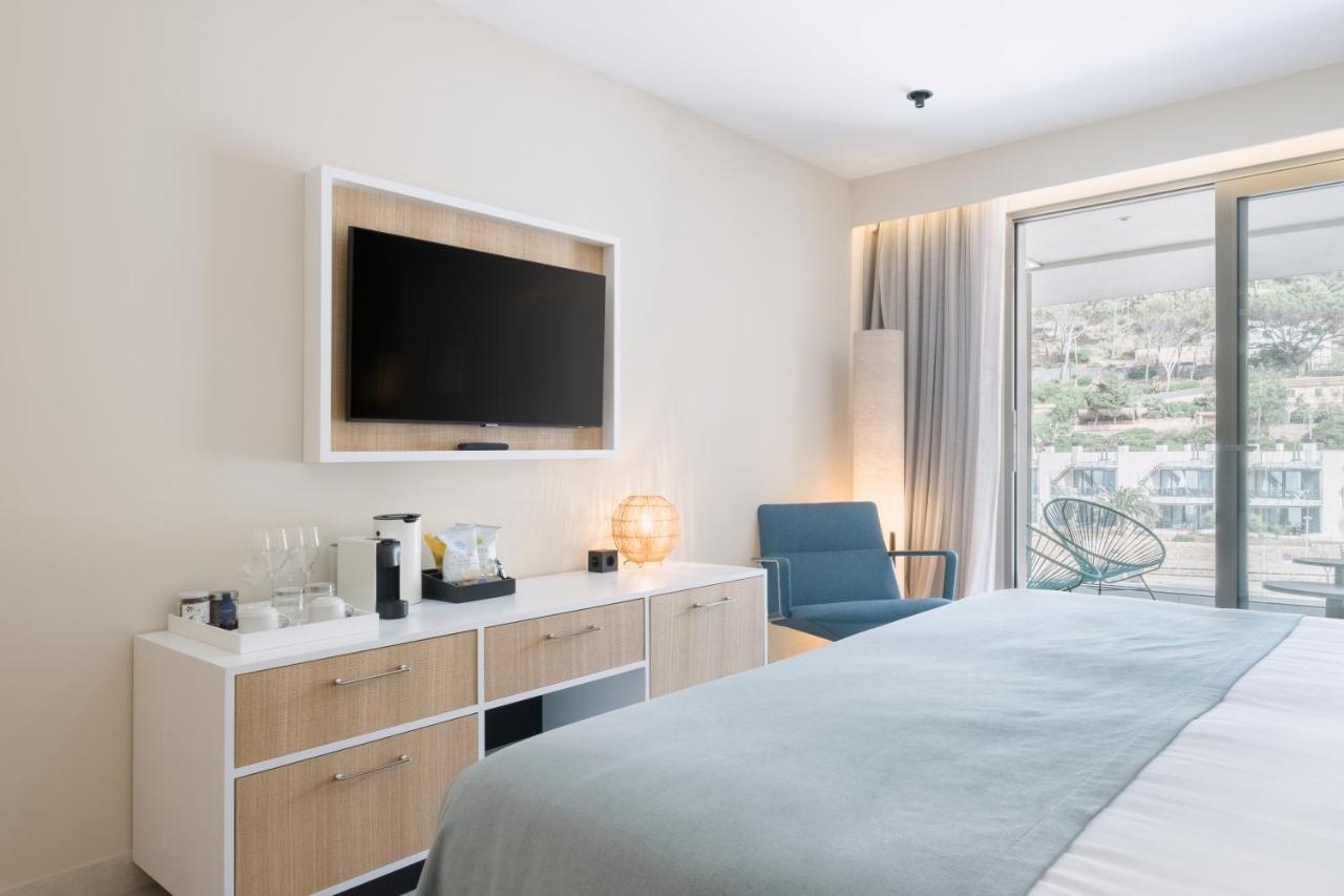 Signature Zimmer mit Terrasse und seitlichem Meerblick