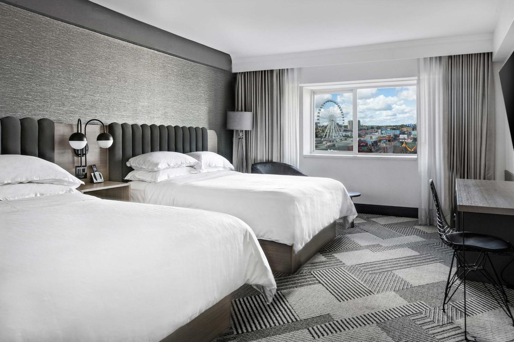 Zimmer mit 2 Queensize-Betten und Stadtblick