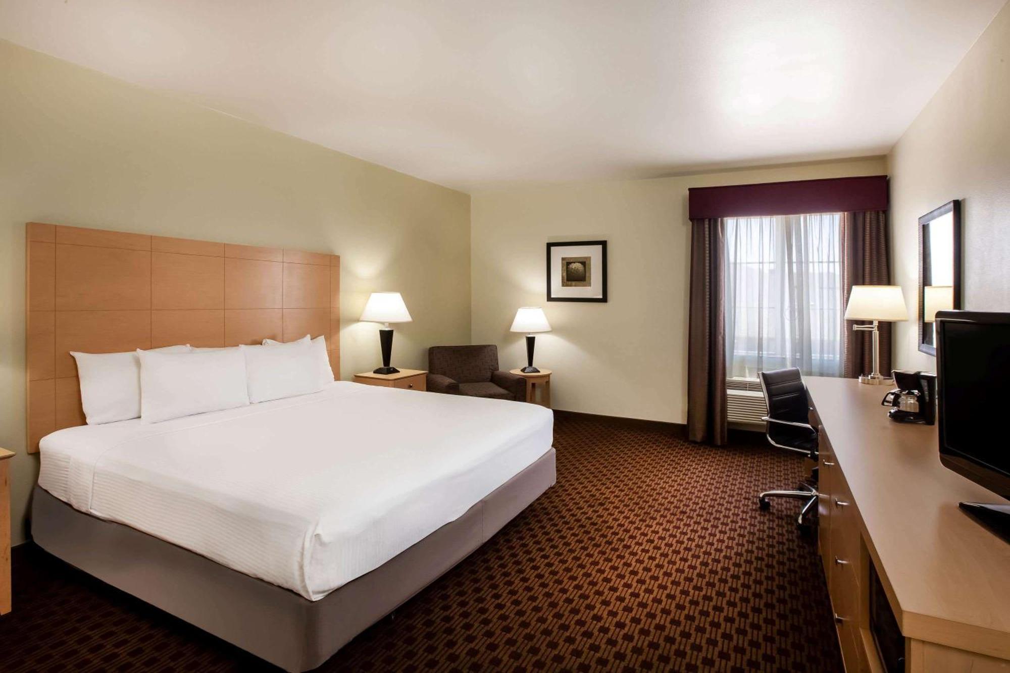King Room with Bath Tub - Mobility/Hearing Accessible - Non-Smoking
