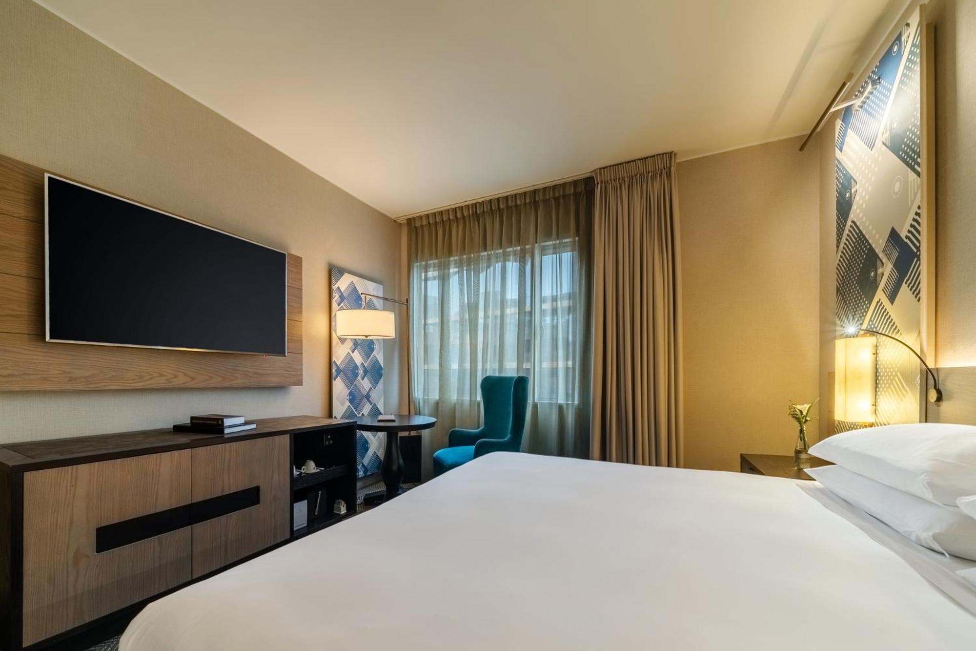 Quarto com Cama King-size e Chuveiro com Acessibilidade - Acessível para Hóspedes com Mobilidade Reduzida