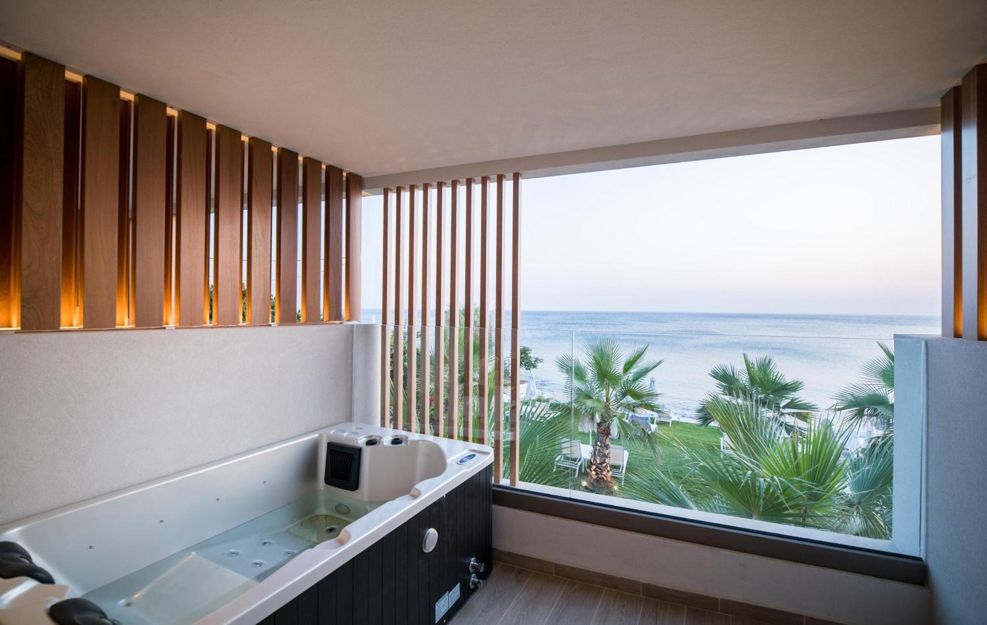 Hébergement Blue Somptueux avec Bain à Remous Extérieur - Vue sur Mer
