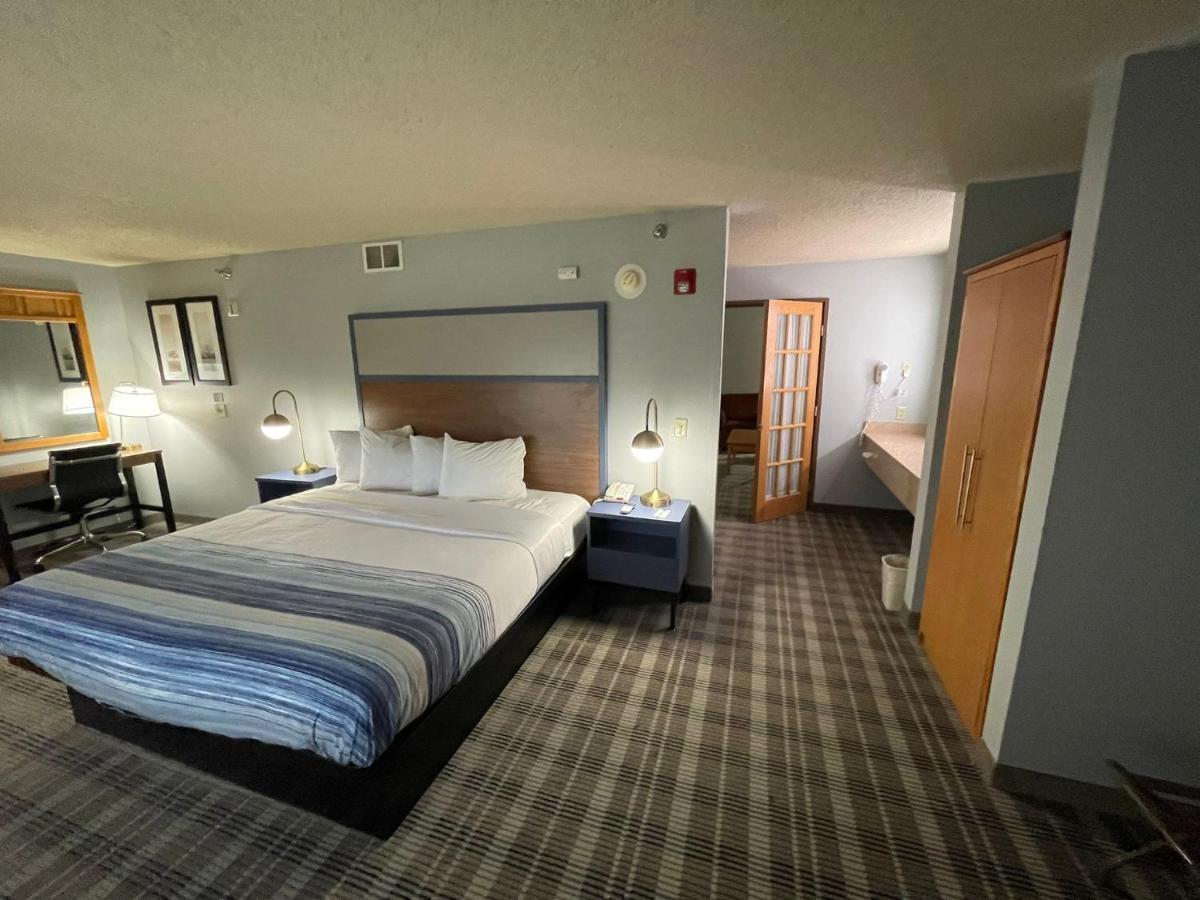 One-Bedroom King Suite - Non-Smoking