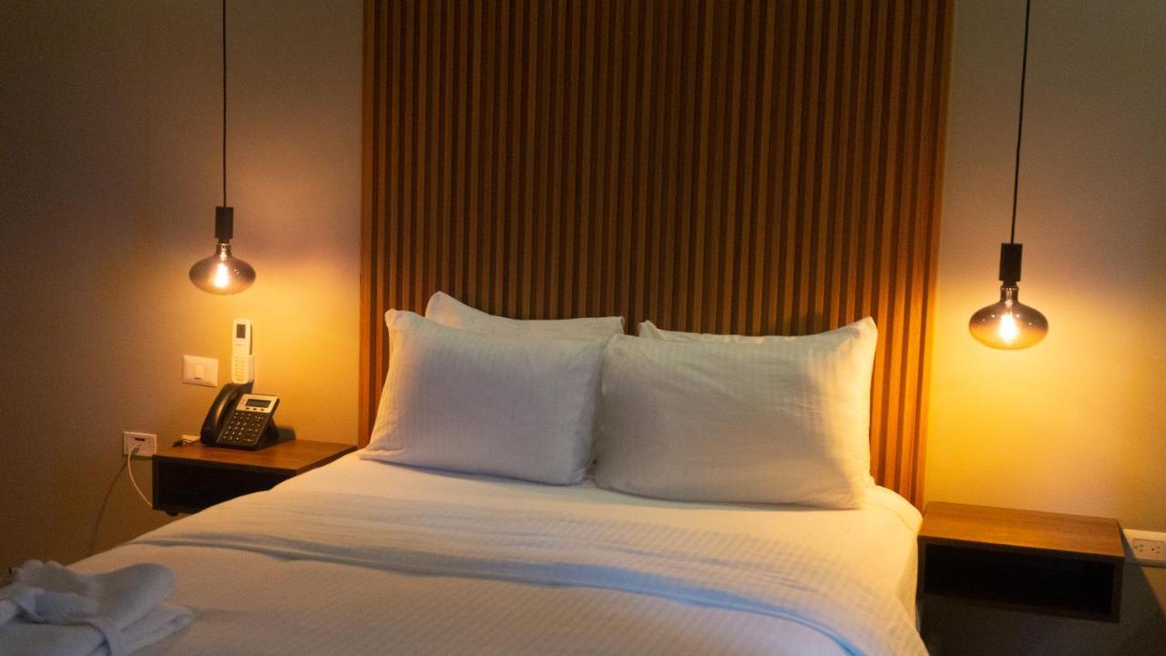 Habitación con cama grande