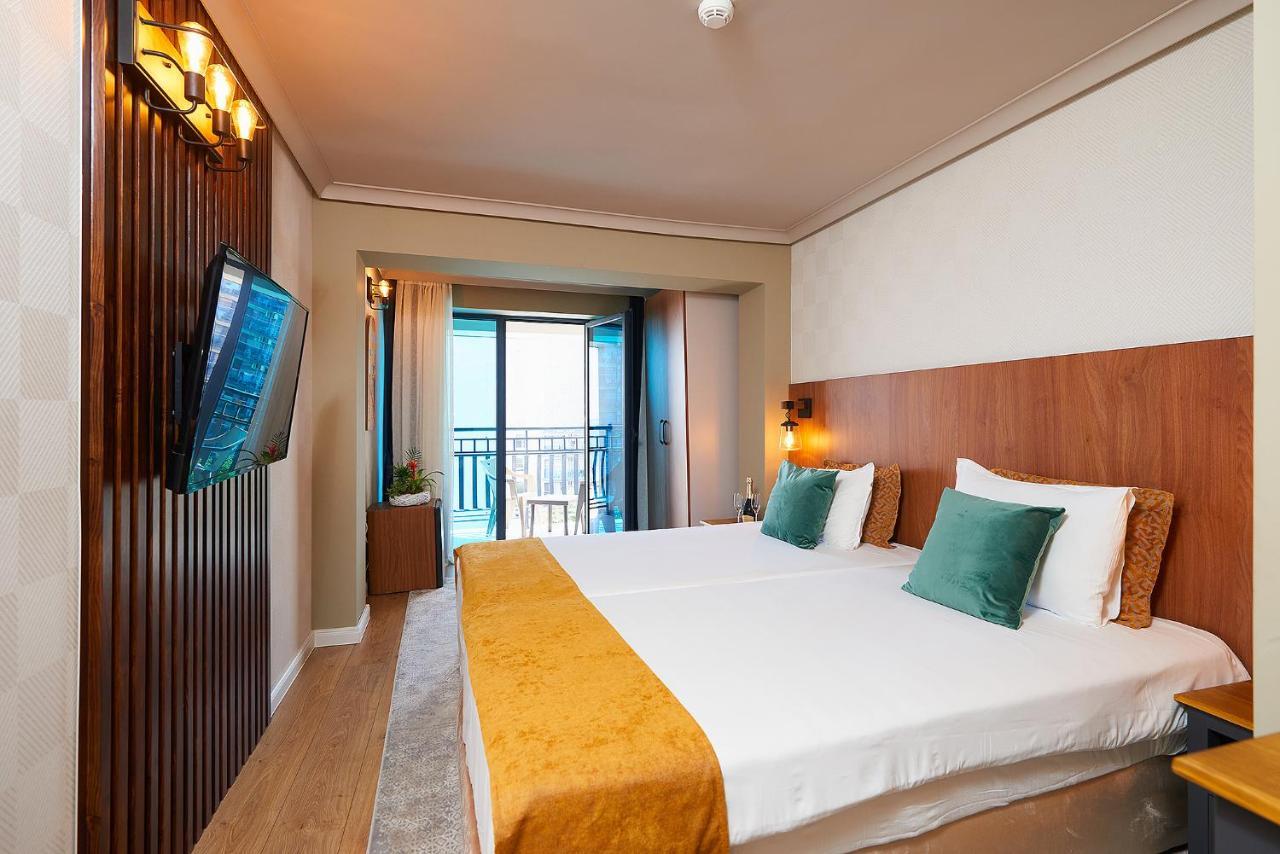 Twin Room with Balcony and Side Sea View