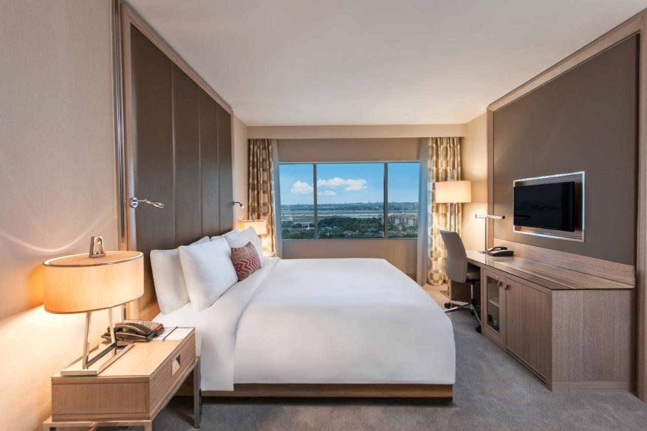 Executive King Room with City View and Club Lounge Access,1643145120:JPEG