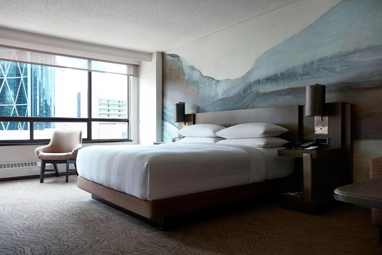 Deluxe Zimmer mit Kingsize-Bett und Blick auf die Skyline