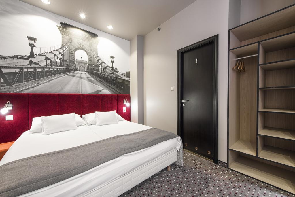 Quarto com Cama de Casal ou 2 de Solteiro e Vista do Jardim