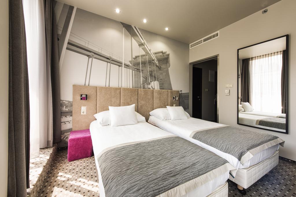 Quarto com Cama de Casal ou 2 de Solteiro e Varanda