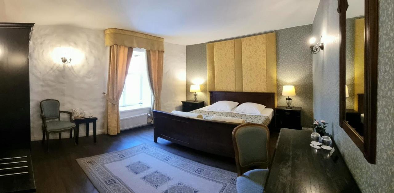 Zimmer mit Kingsize-Bett