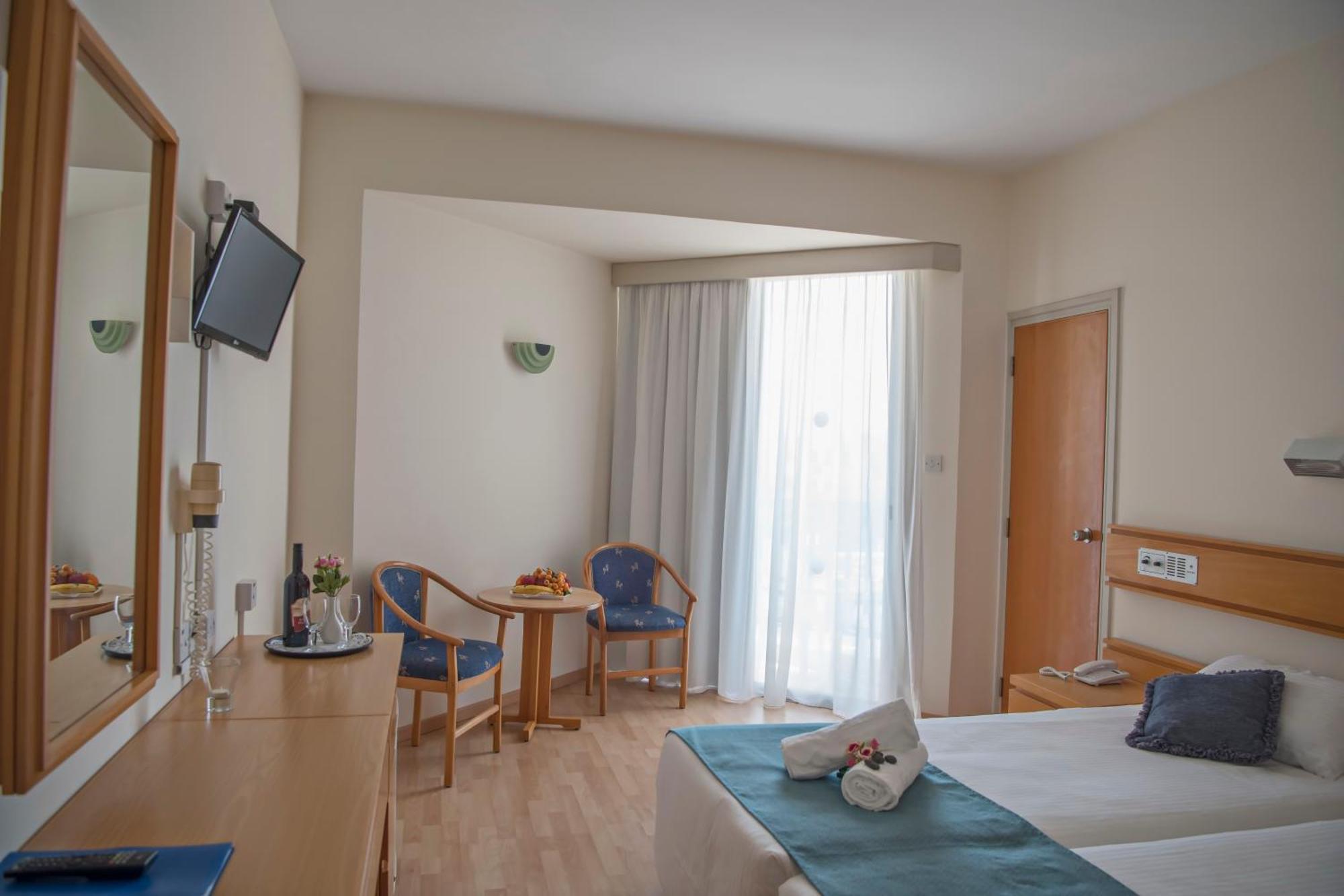 Standard Zweibettzimmer mit Blick auf das Landesinnere.