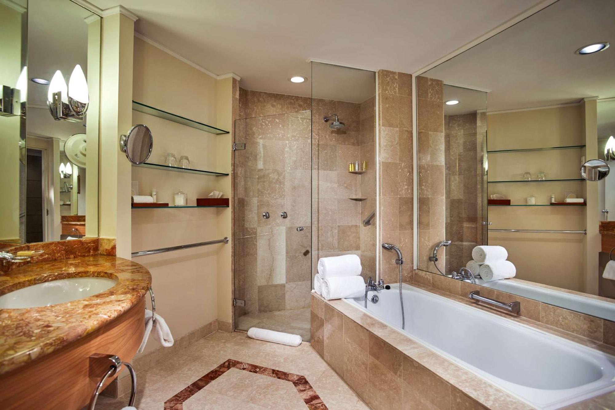 Deluxe King Room - Club Access,1690938145:JPEG