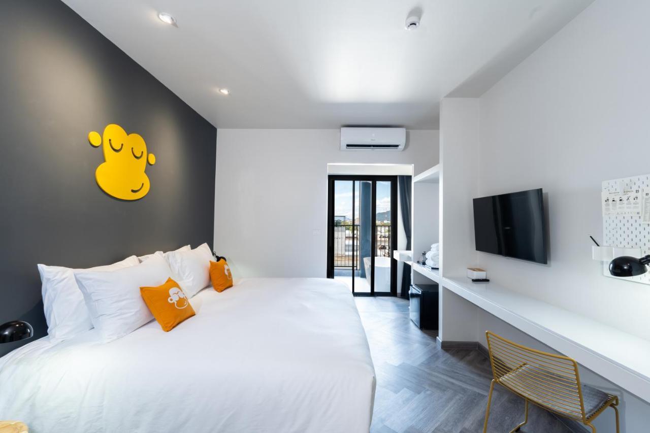 Deluxe King Bed with Outside Bathtub, Free 24hrs. Co-working space