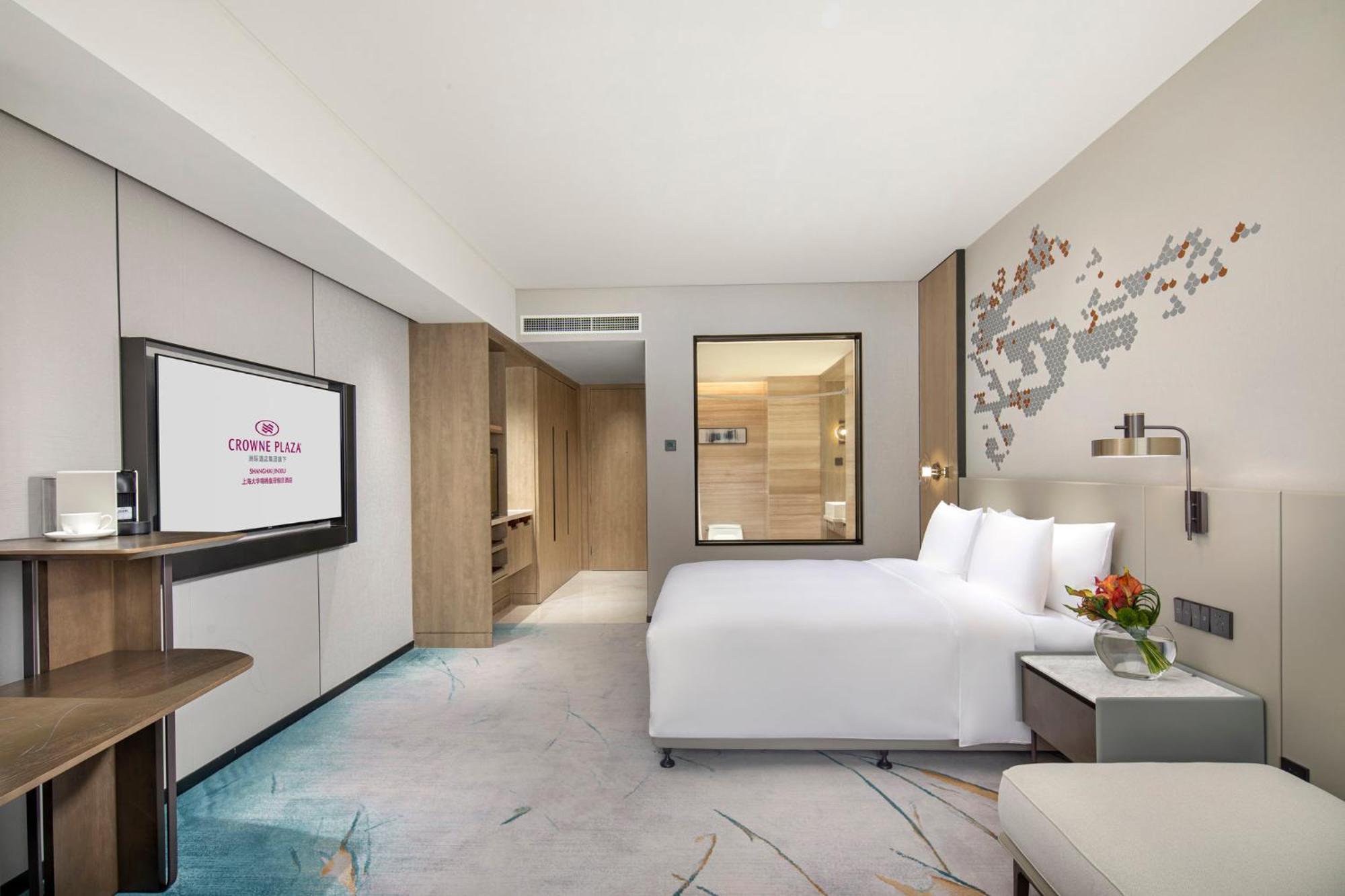 Standard King Room with Lounge Access