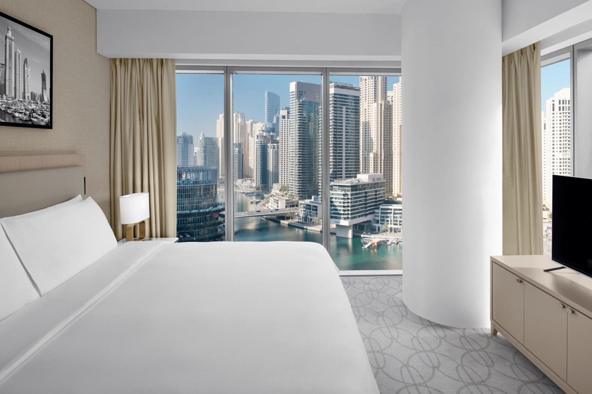 Suite Premier con Vista Porto Turistico, letto King Size, Divano Letto, Accesso alla Club Lounge con colazione, pranzo e cena, check-out posticipato alle 16:00, accesso diretto al Dubai Marina Mall e Marina Walk incluso.