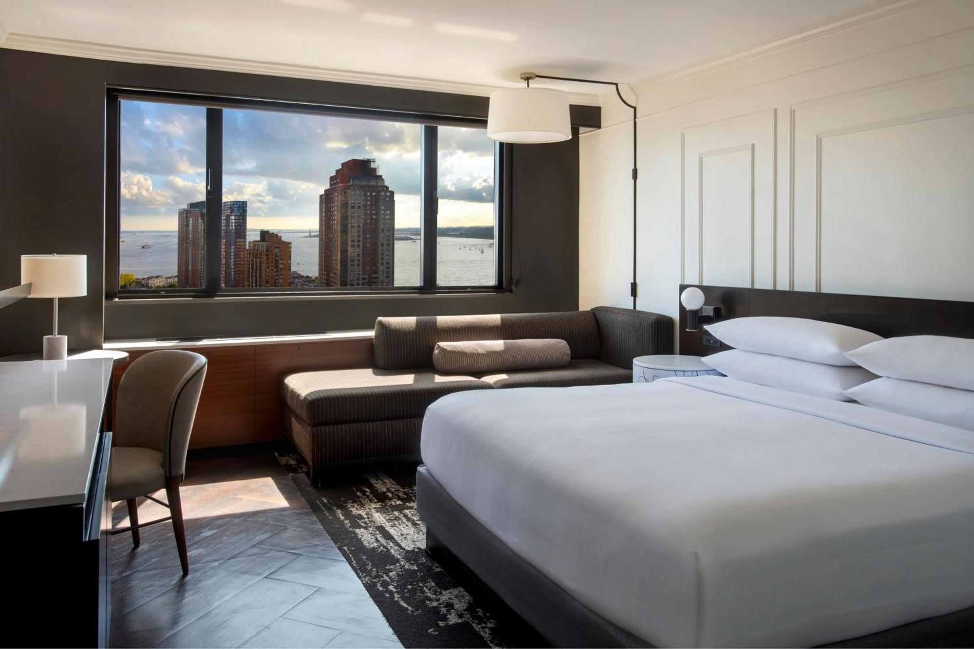 Deluxe Zimmer mit Kingsize-Bett und Hafenblick