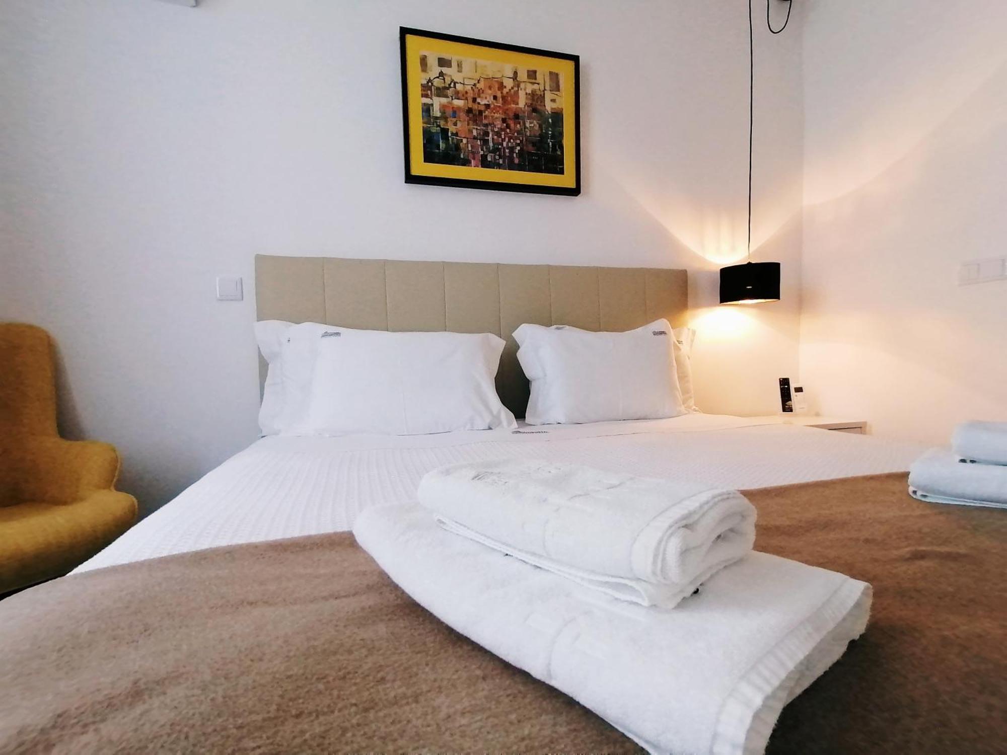 Habitación con cama extragrande.