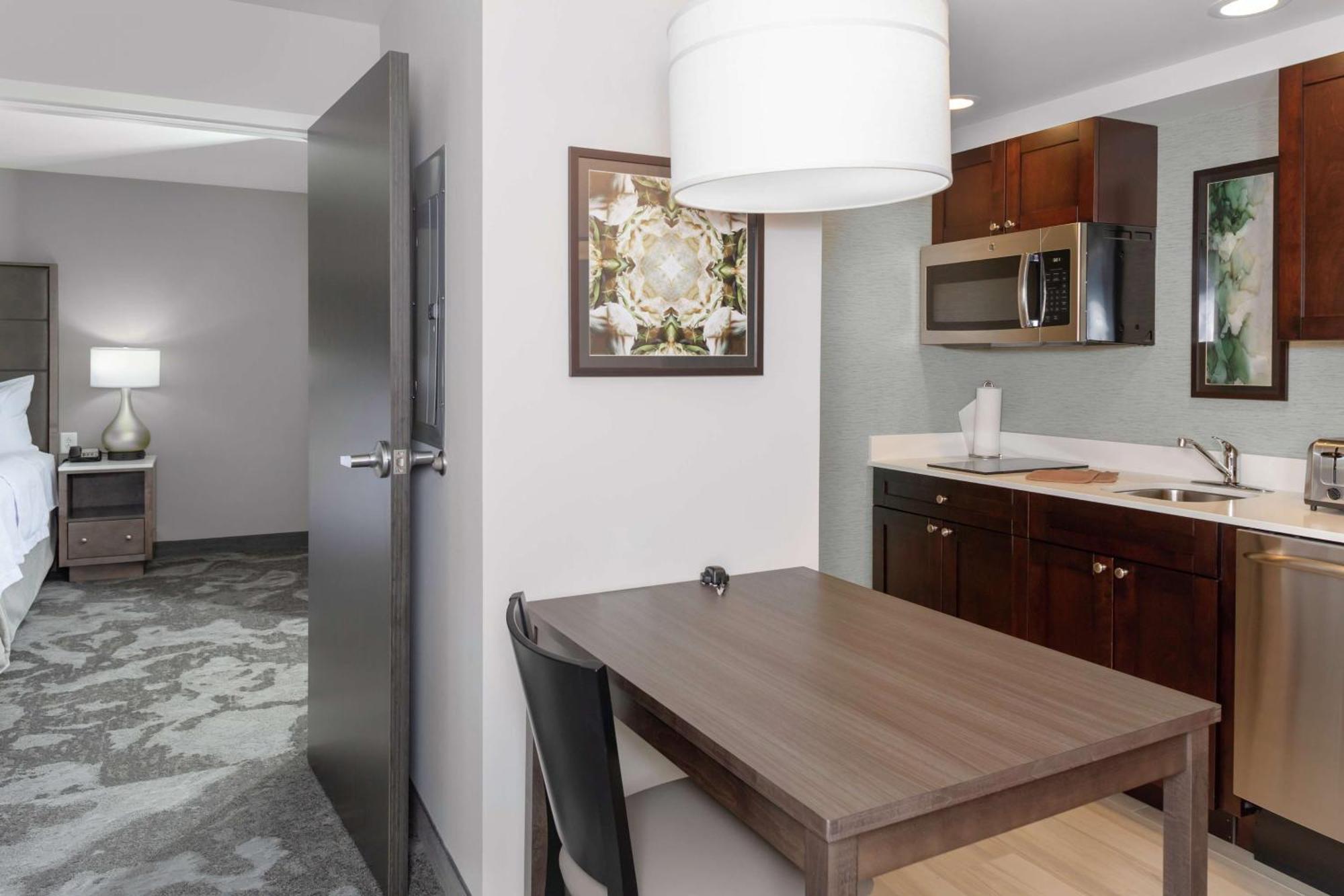 One-Bedroom King Suite - Non-Smoking