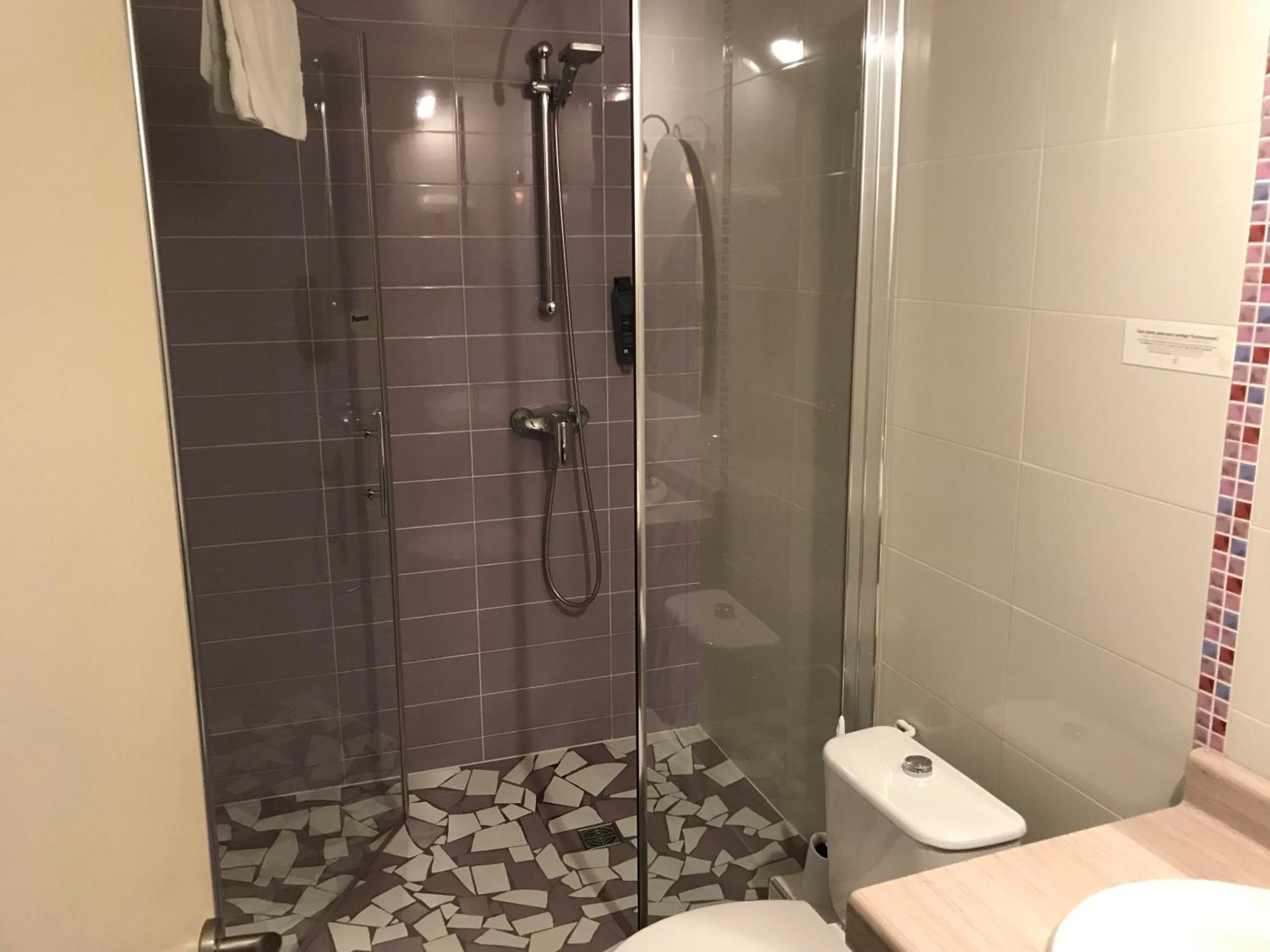 Twin Room,1552896208:JPEG