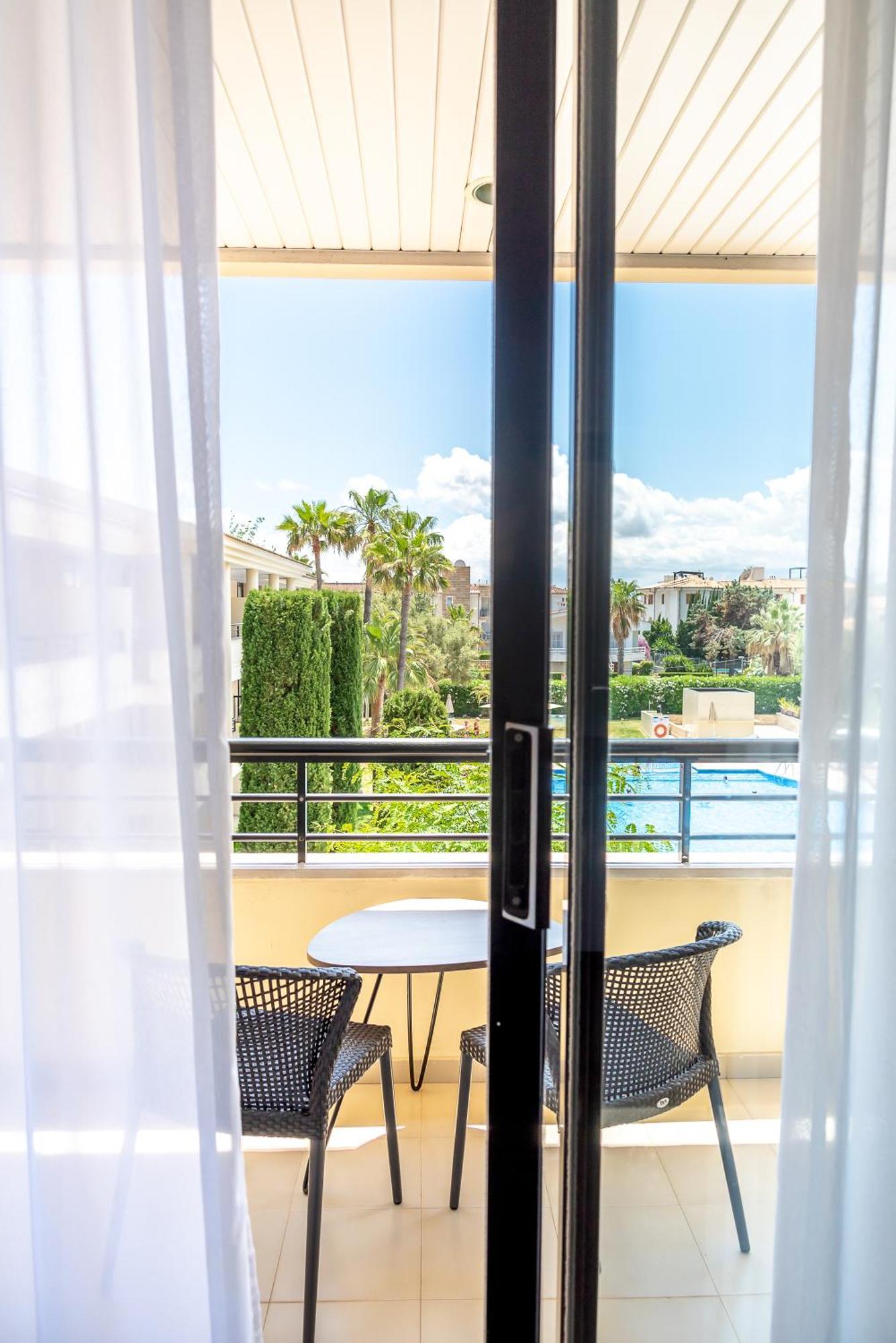 Habitación Doble con vistas a la piscina
