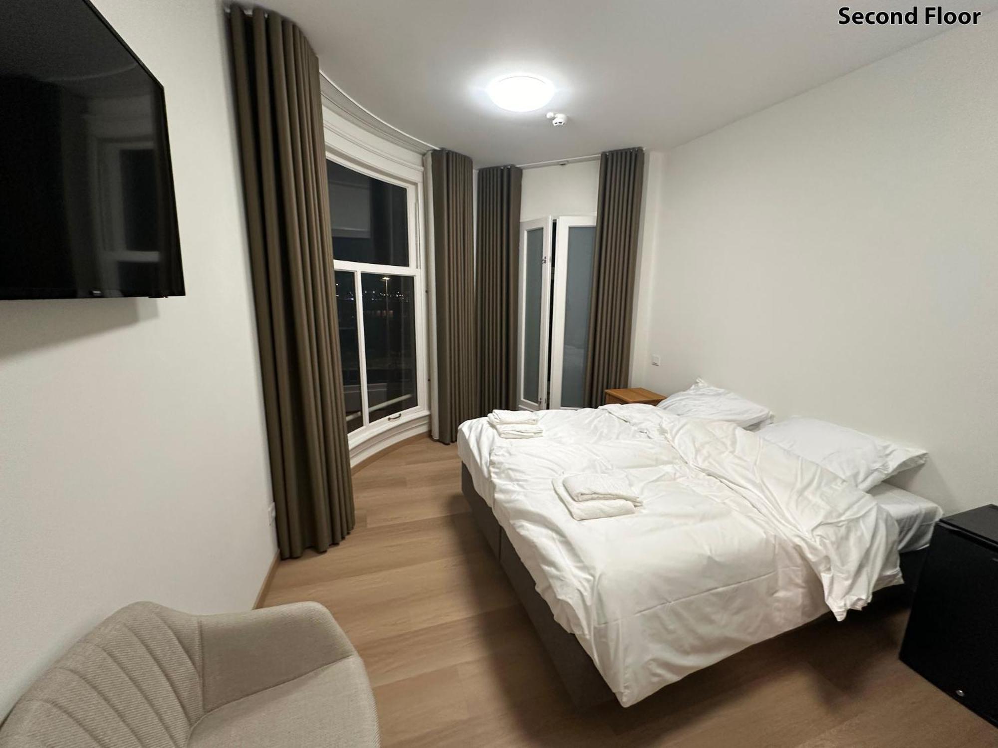 Deluxe Double Room Shower,1563786142:JPEG
