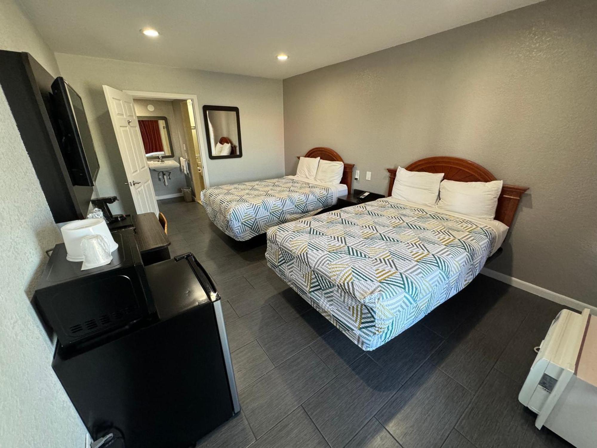 Quadruple Room - Disability Access - Roll in Shower