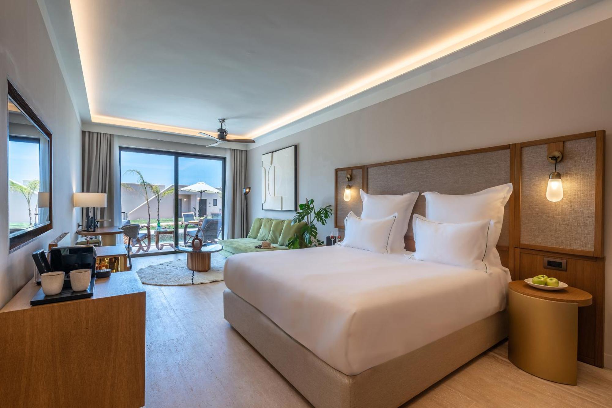 King Tropical Open Plan Suite with Shared Pool