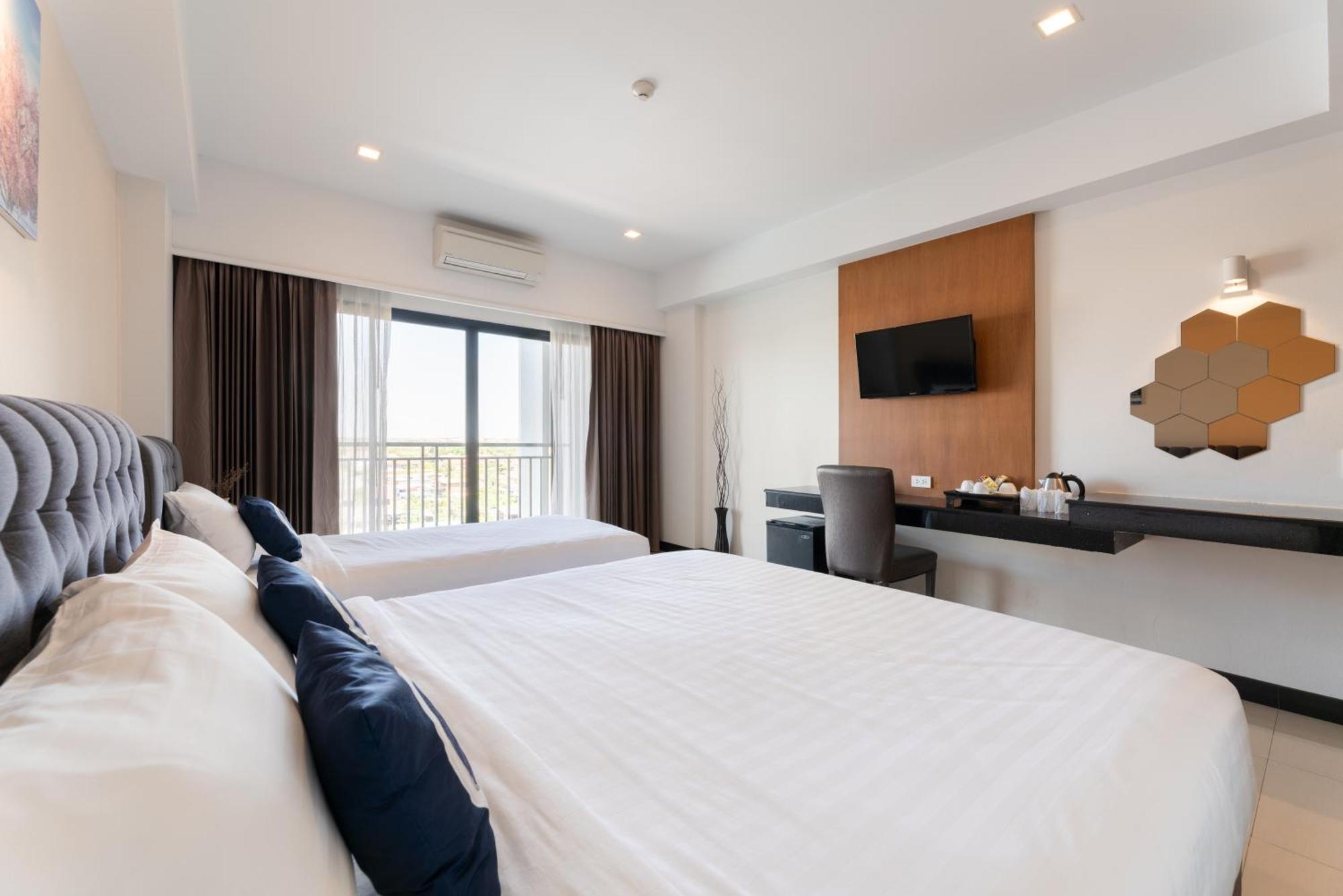 Luxe Driepersoonskamer met Balkon - Gratis Pendeldienst naar de Luchthaven