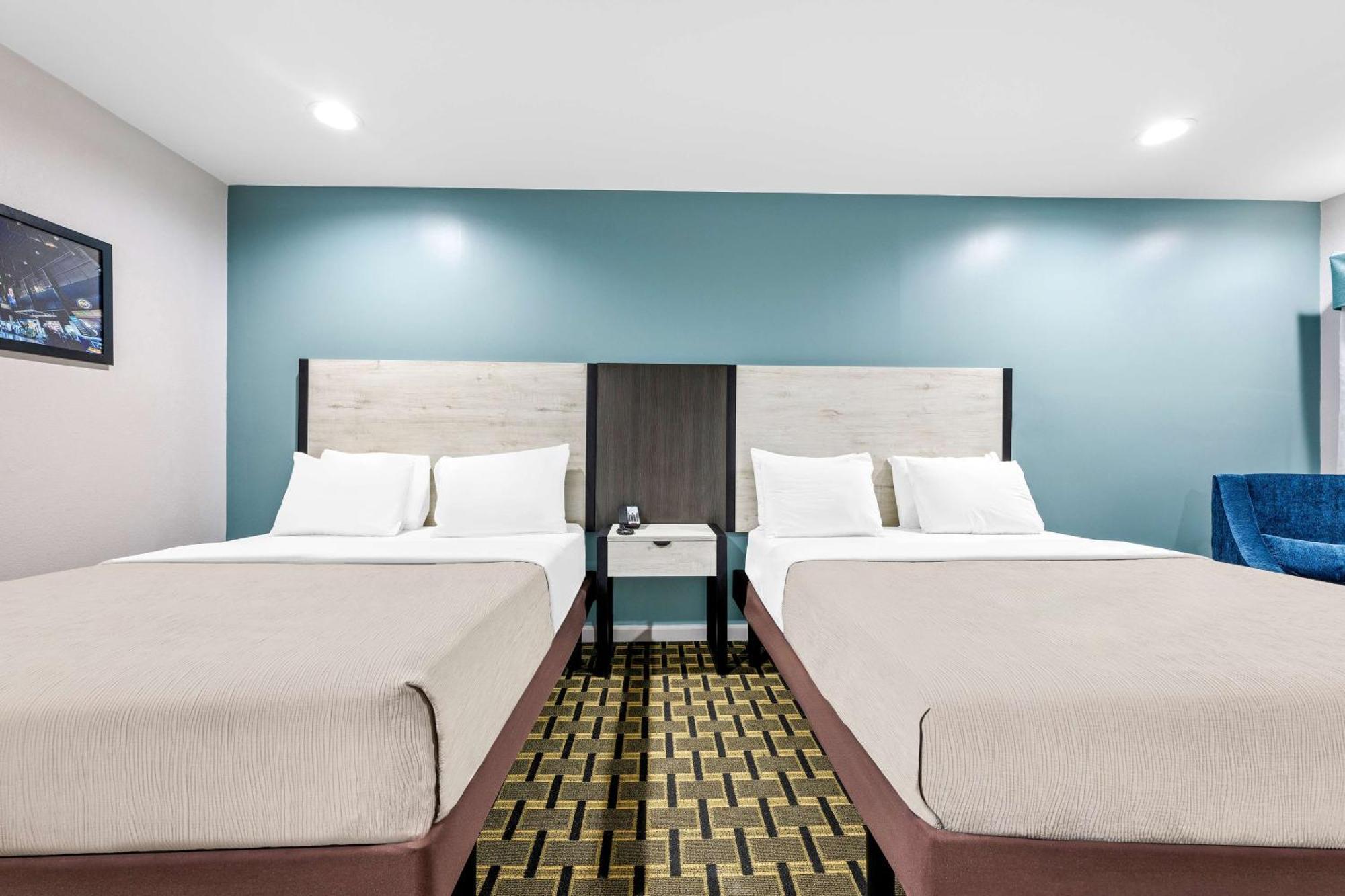 Queen Room with Two Queen Beds - Smoking