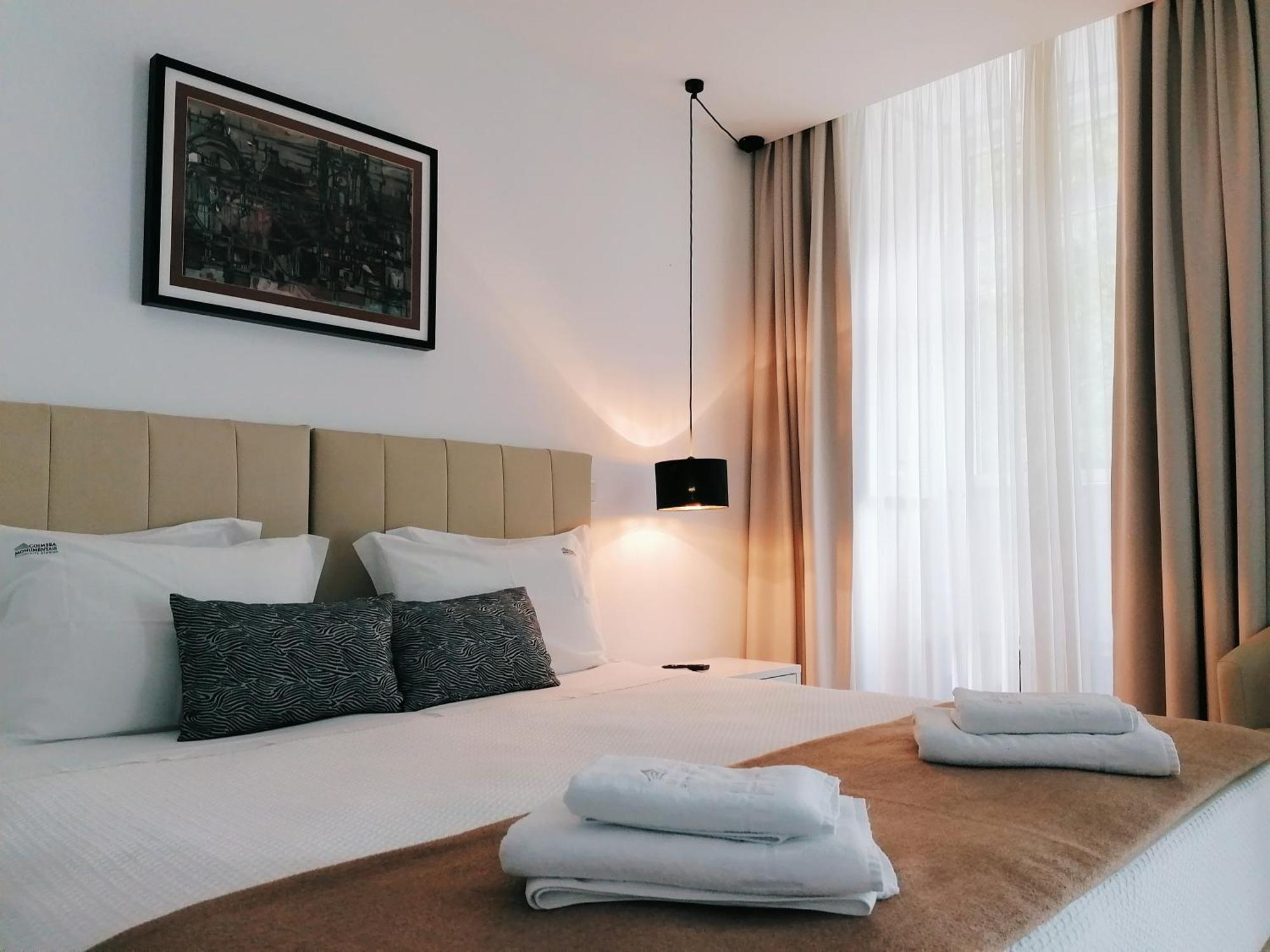 Habitación con cama extragrande.