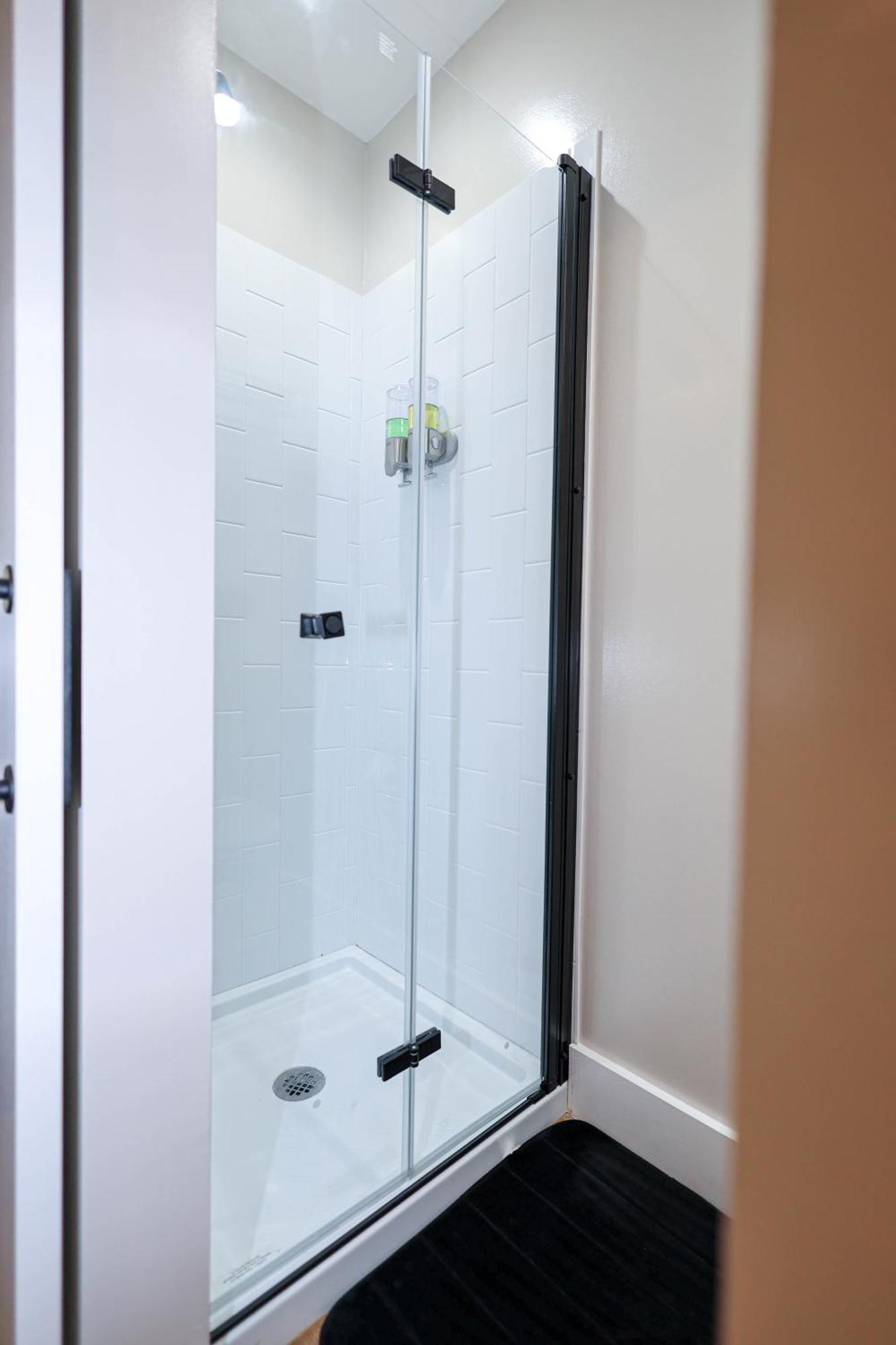 Habitación con cama grande y baño privado