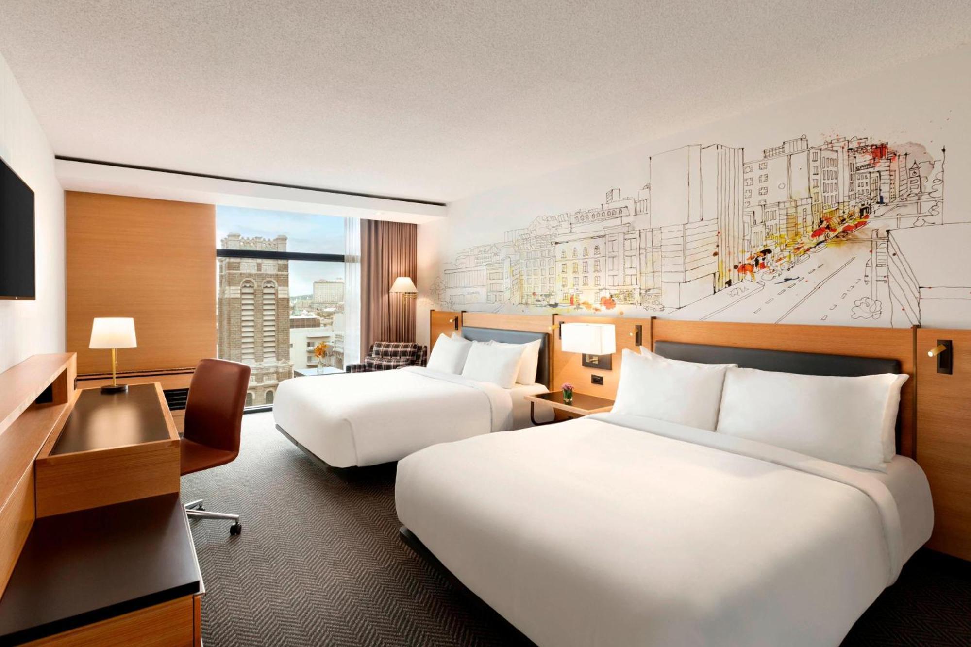 Superior Zimmer mit 2 Queensize-Betten und Blick auf die Kirche