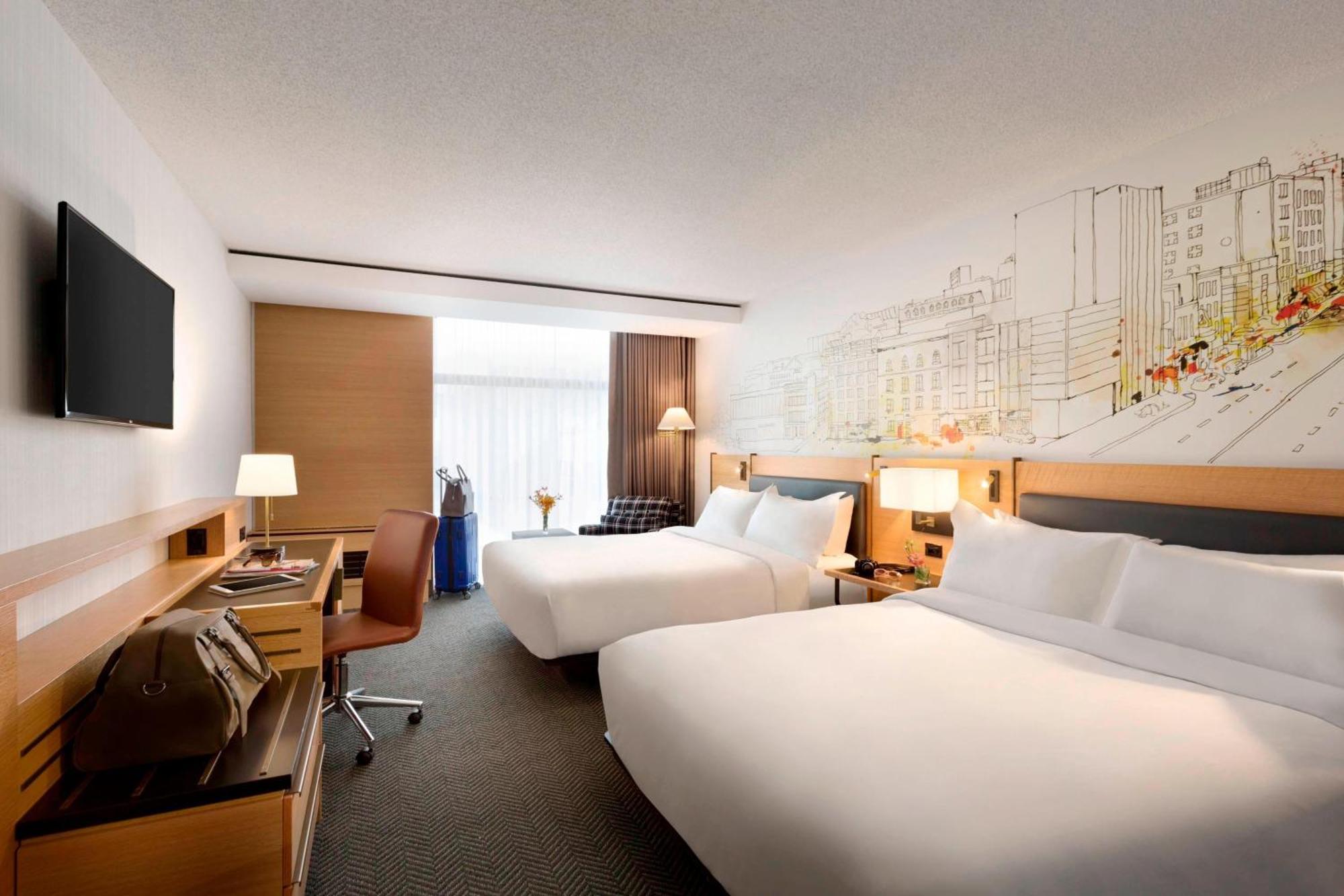 Zimmer mit 2 Queensize-Betten und Stadtblick