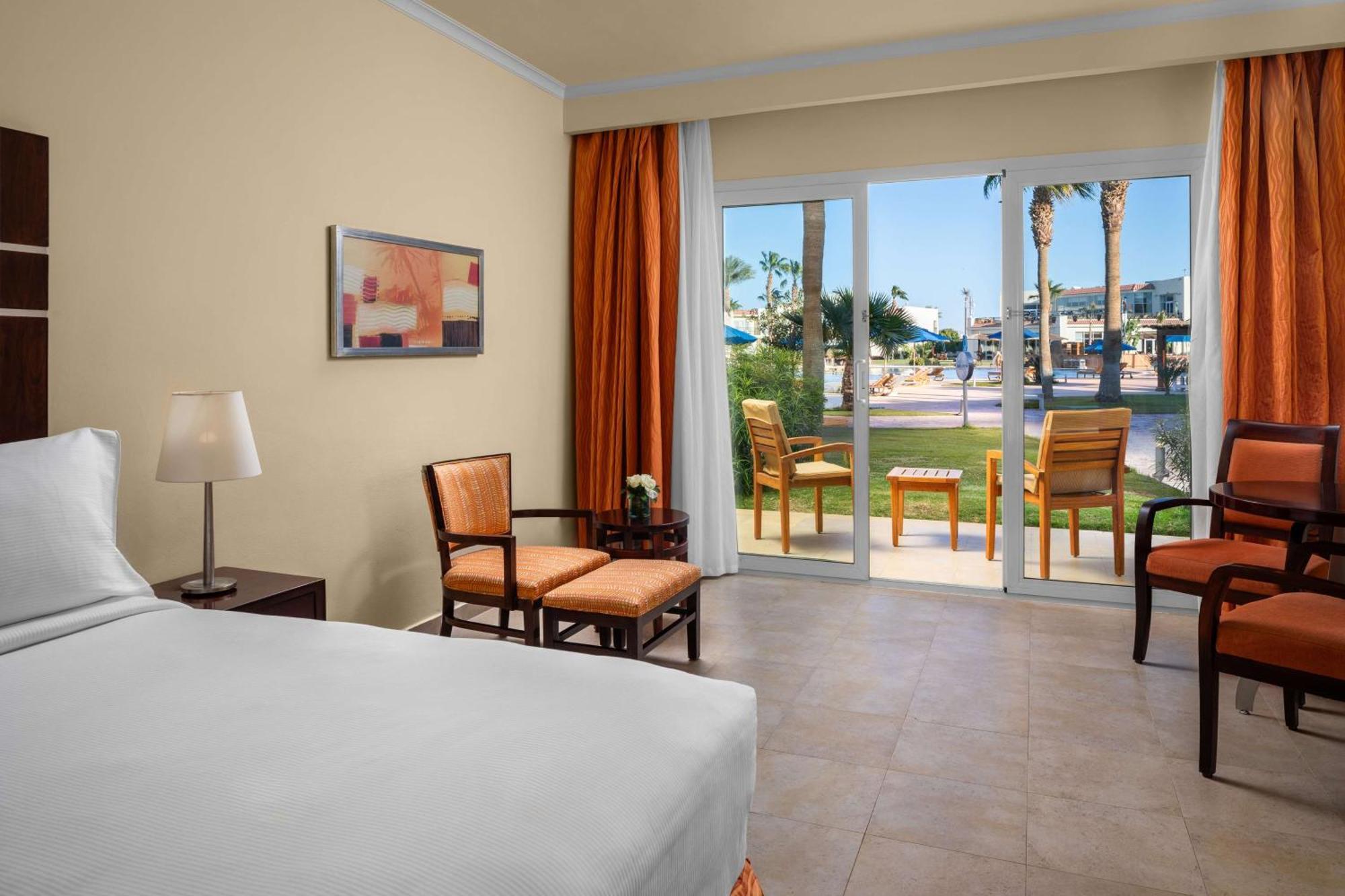 Chambre Lit King-Size Deluxe - Côté Montagne - Vue sur Piscine