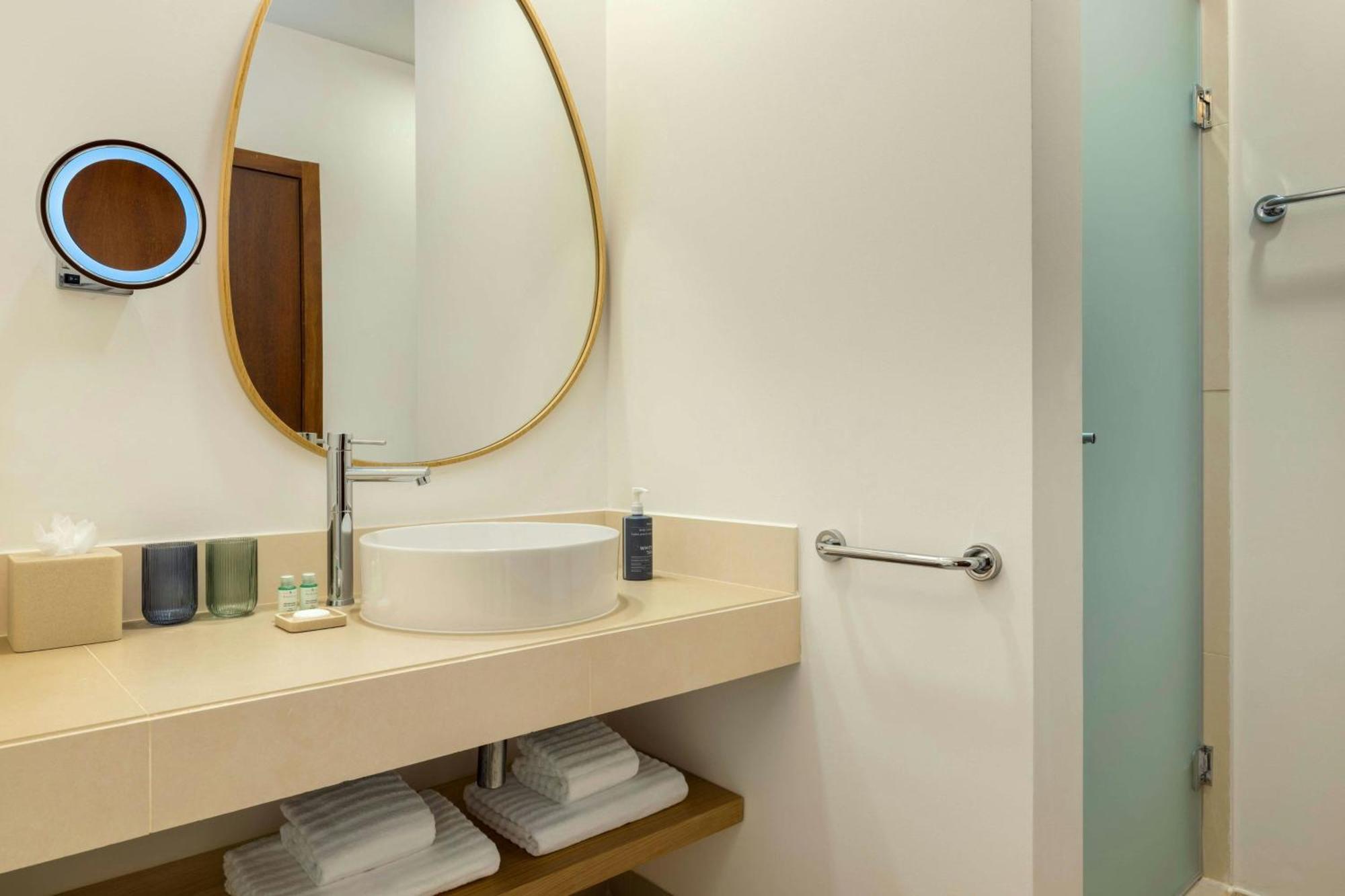 Suite com 3 Quartos, Varanda e Vista Piscina