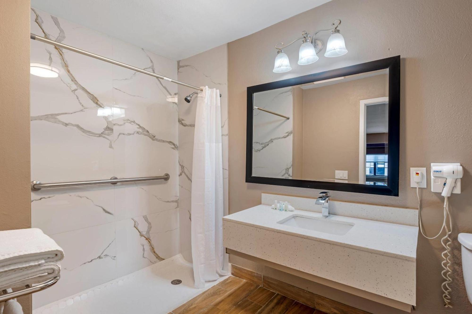 King Suite with Roll-In Shower - Disability Access/Non Smoking