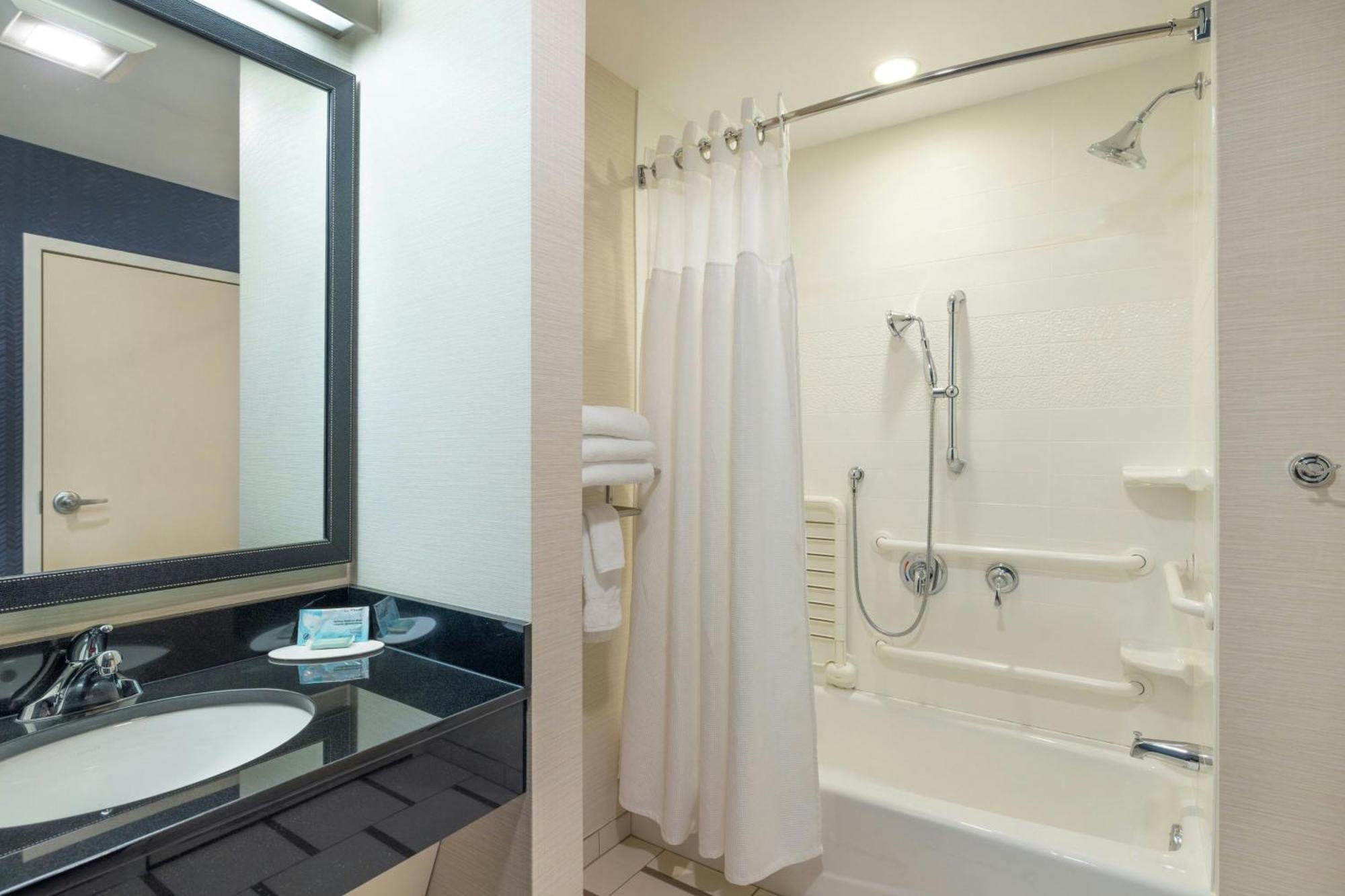 Queen Room with Two Queen Beds and Bathtub - Mobility Access/Hearing Accessible