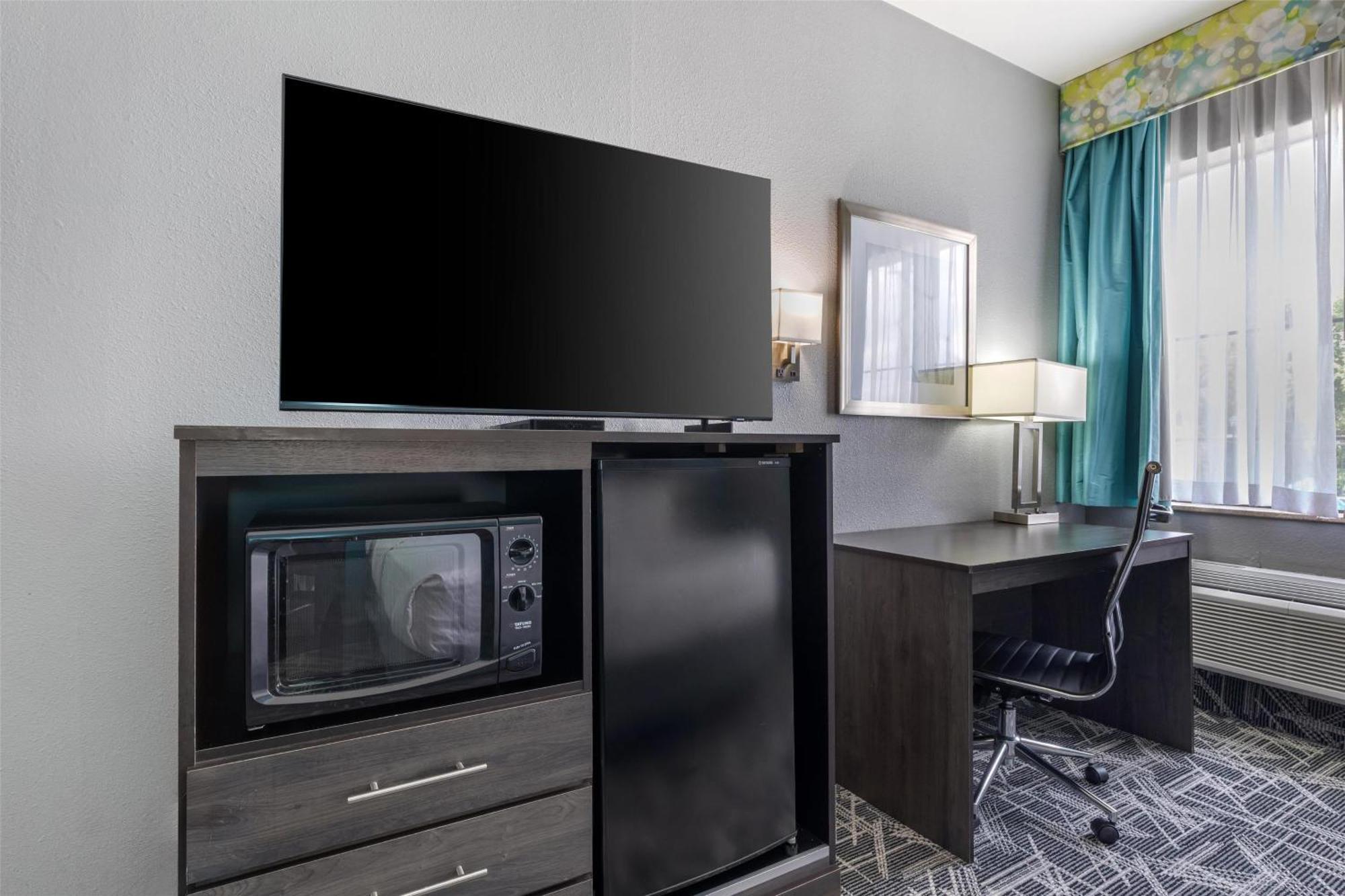 King Room with Roll-in Shower - Disability Access/Non-Smoking