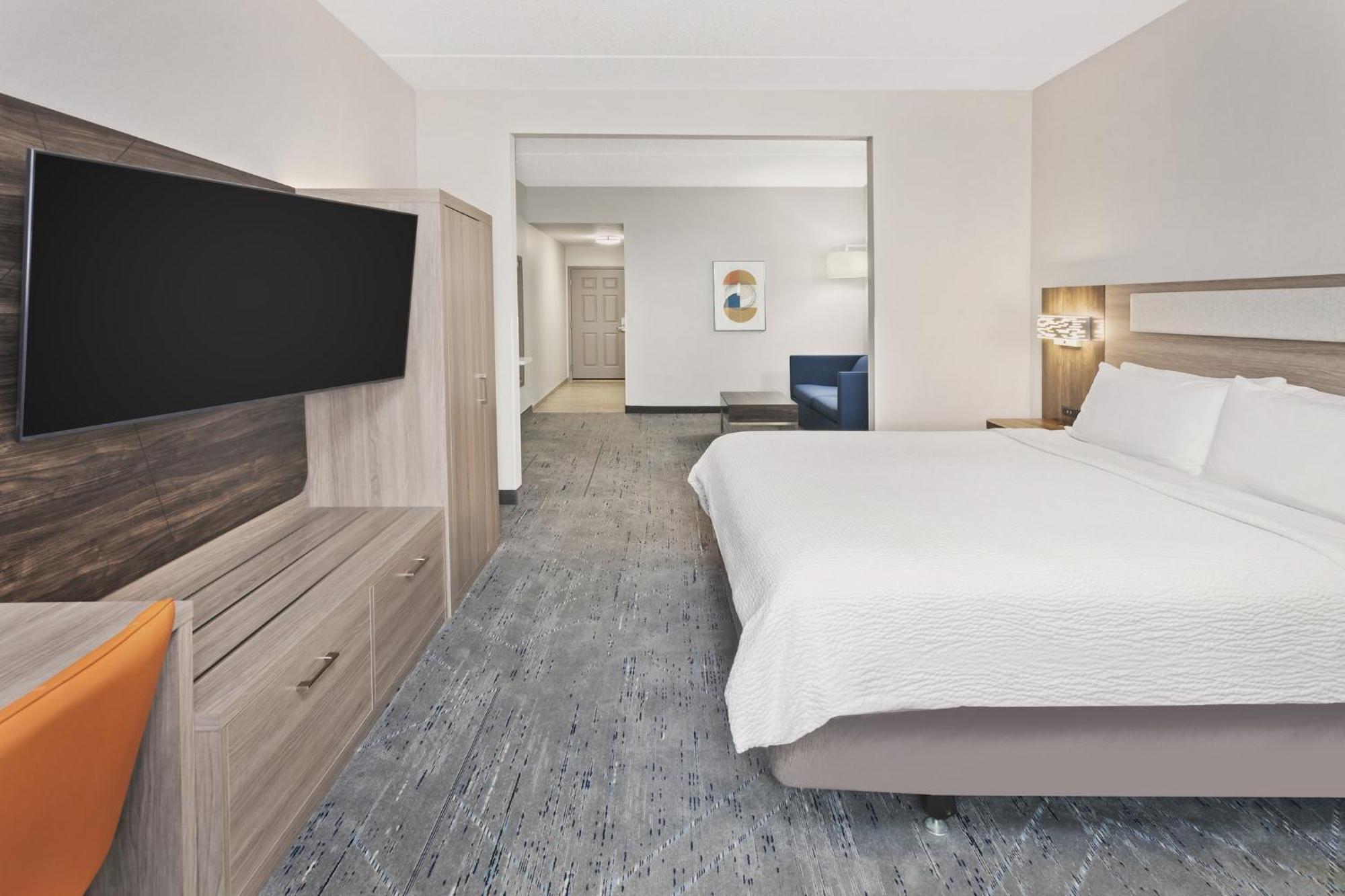 Suite with Mobility Accessible Tub - Non-Smoking