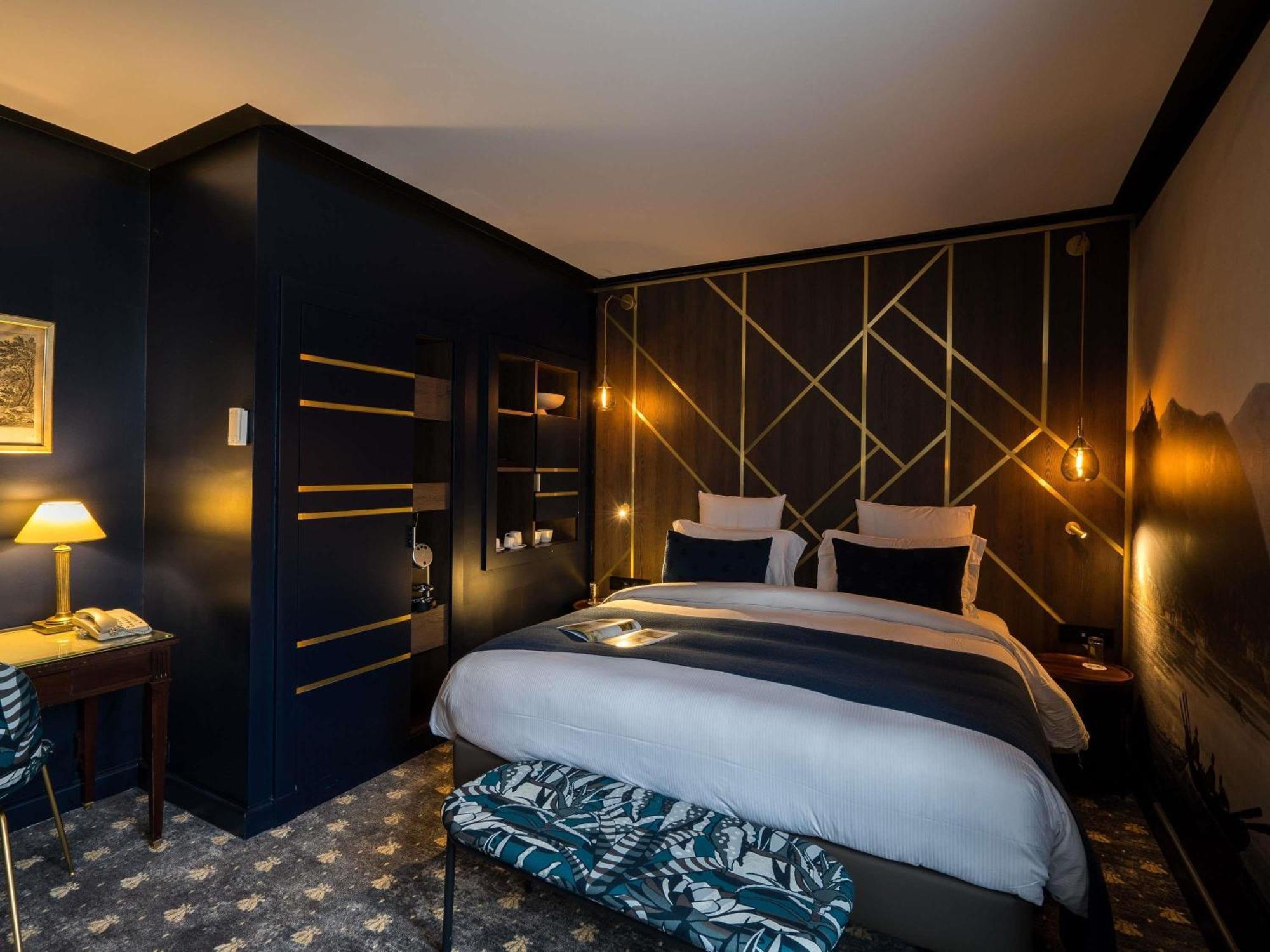 Superior King Room with Courtyard View