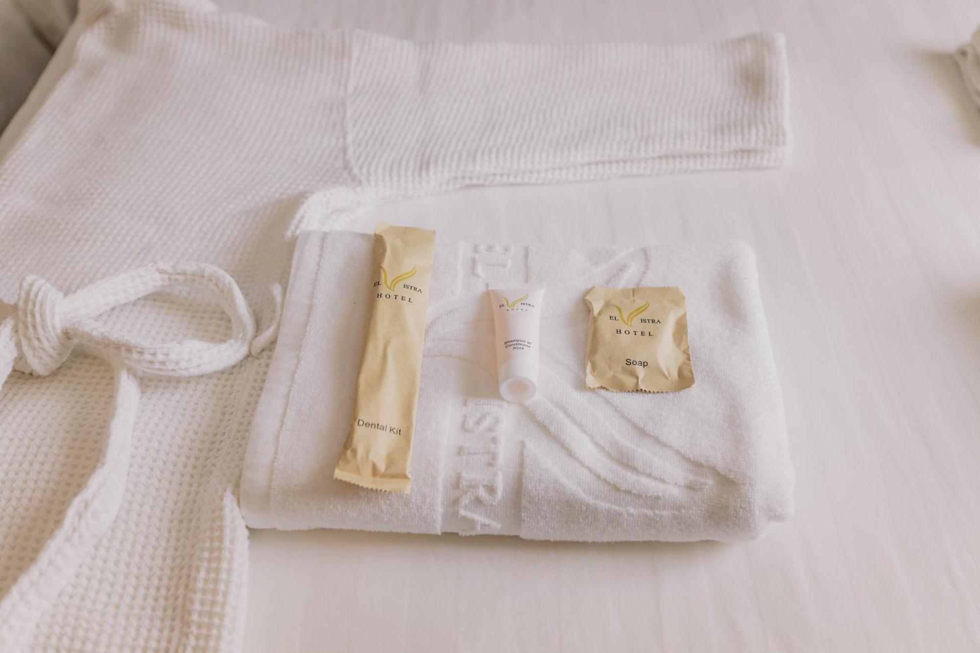Deluxe Room (2 Adults + 1 Child)