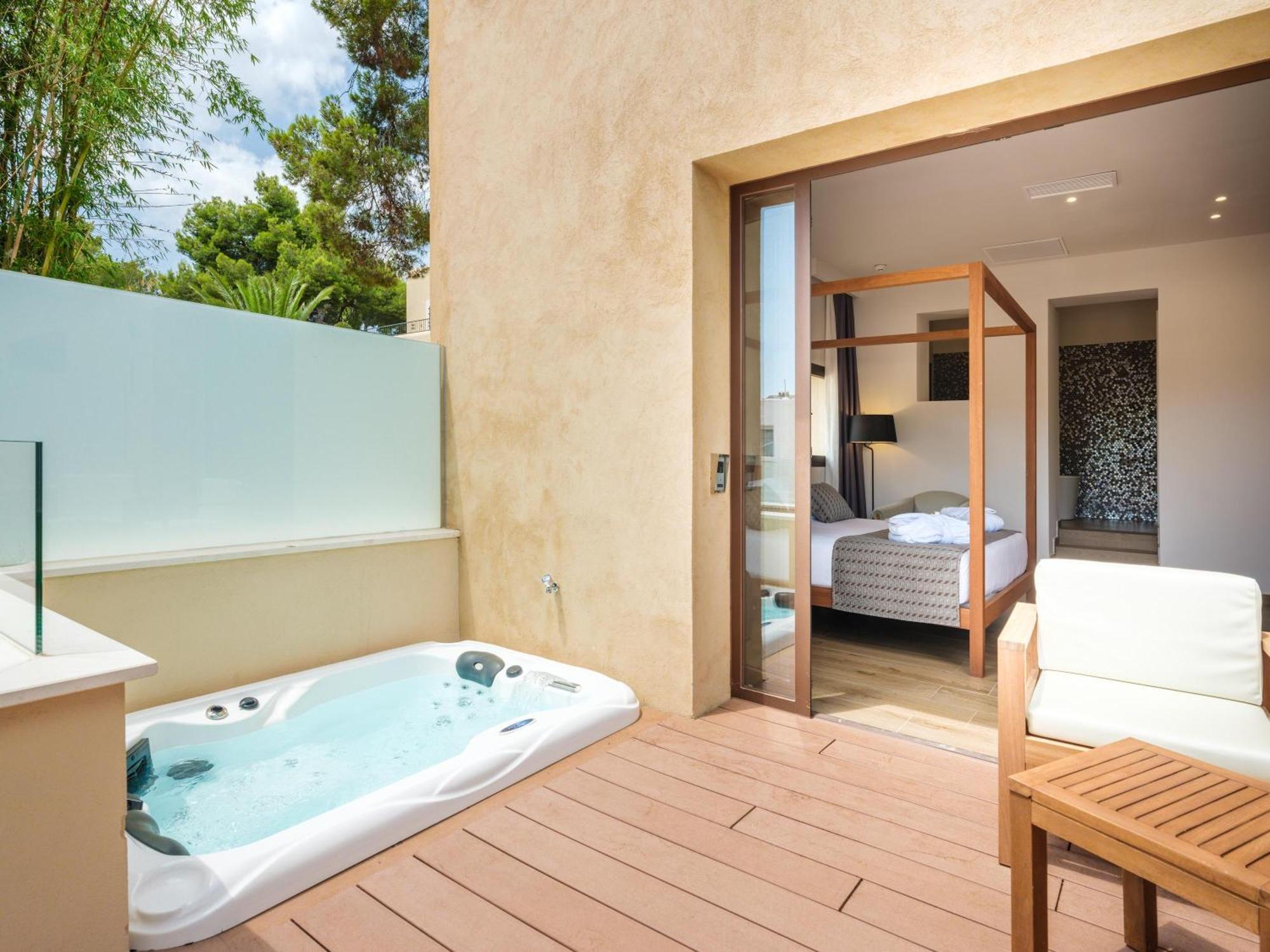 Gold Level Room with Outdoor Hot Tub - Adults Only (+16)