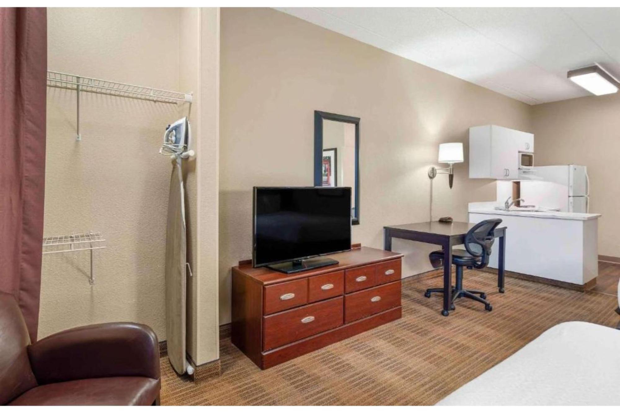 1 Queen Bed | Non-Smoking, Kitchen