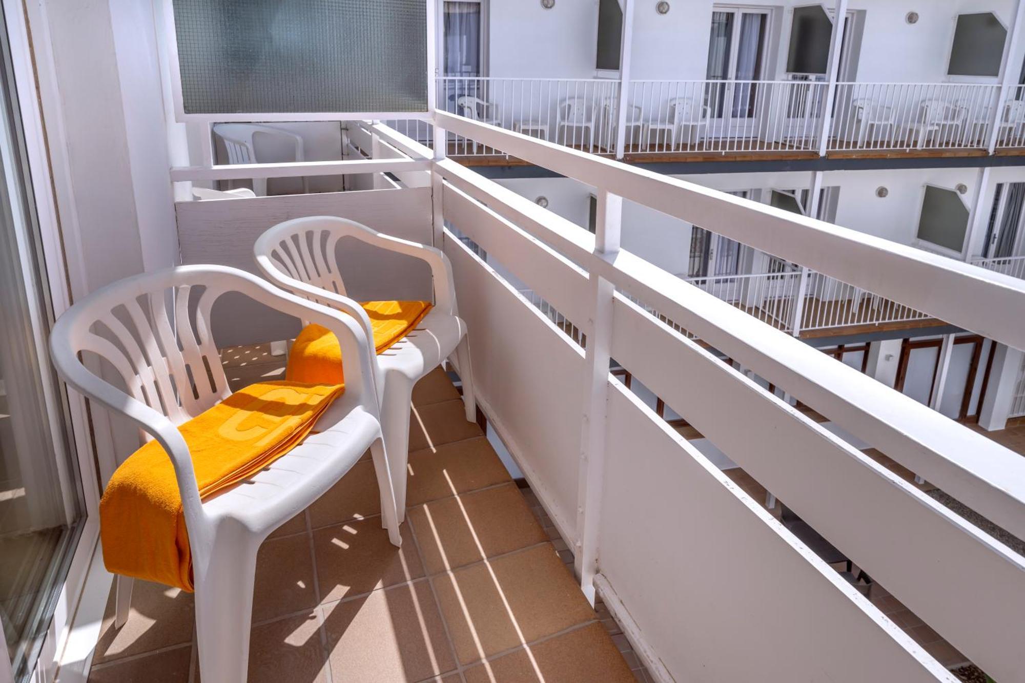 Habitación Triple con vistas al jardín